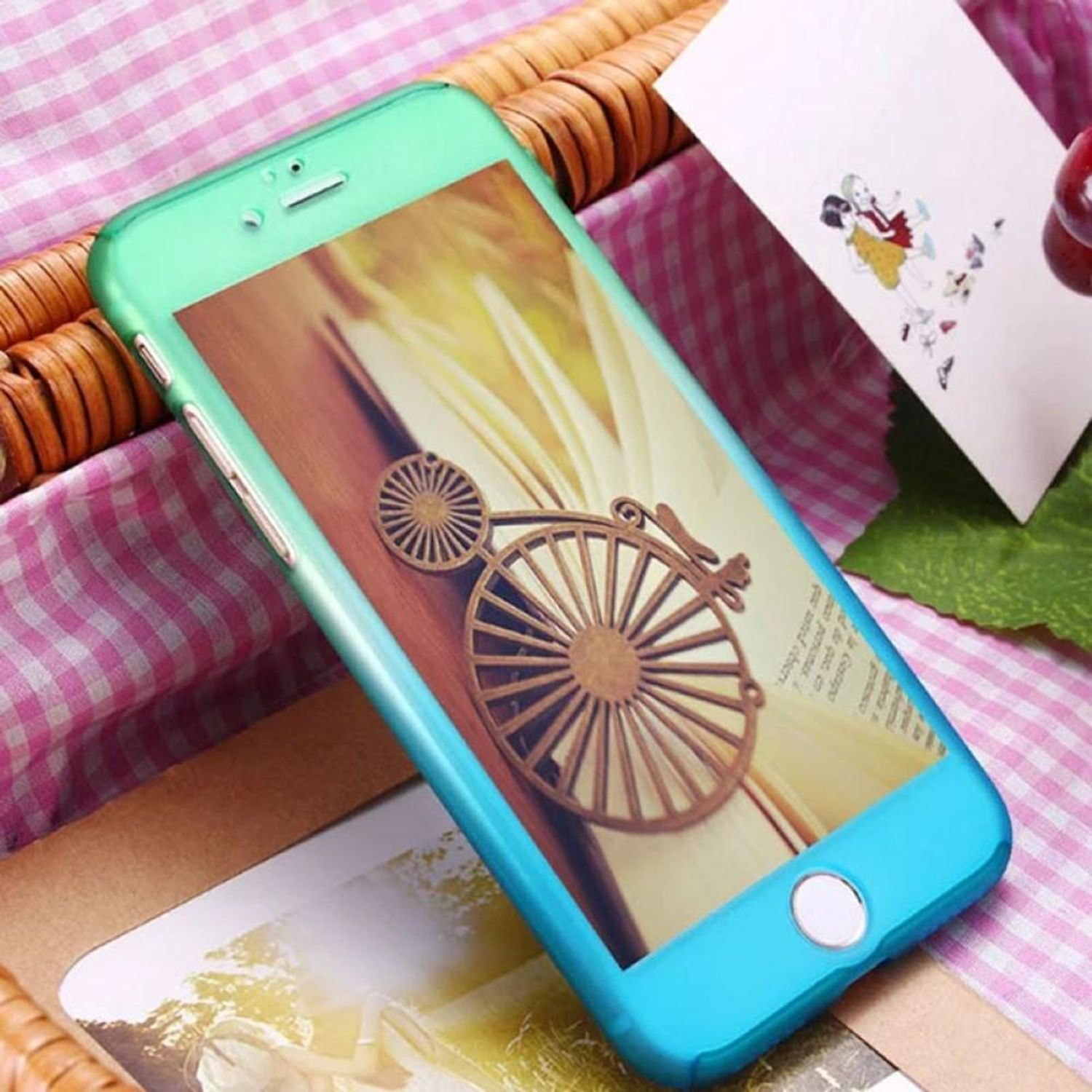 Ein Telefon in einer Hülle mit blau/grünem Rahmen mit einem Bild. Der Hintergrund ist weiß.
