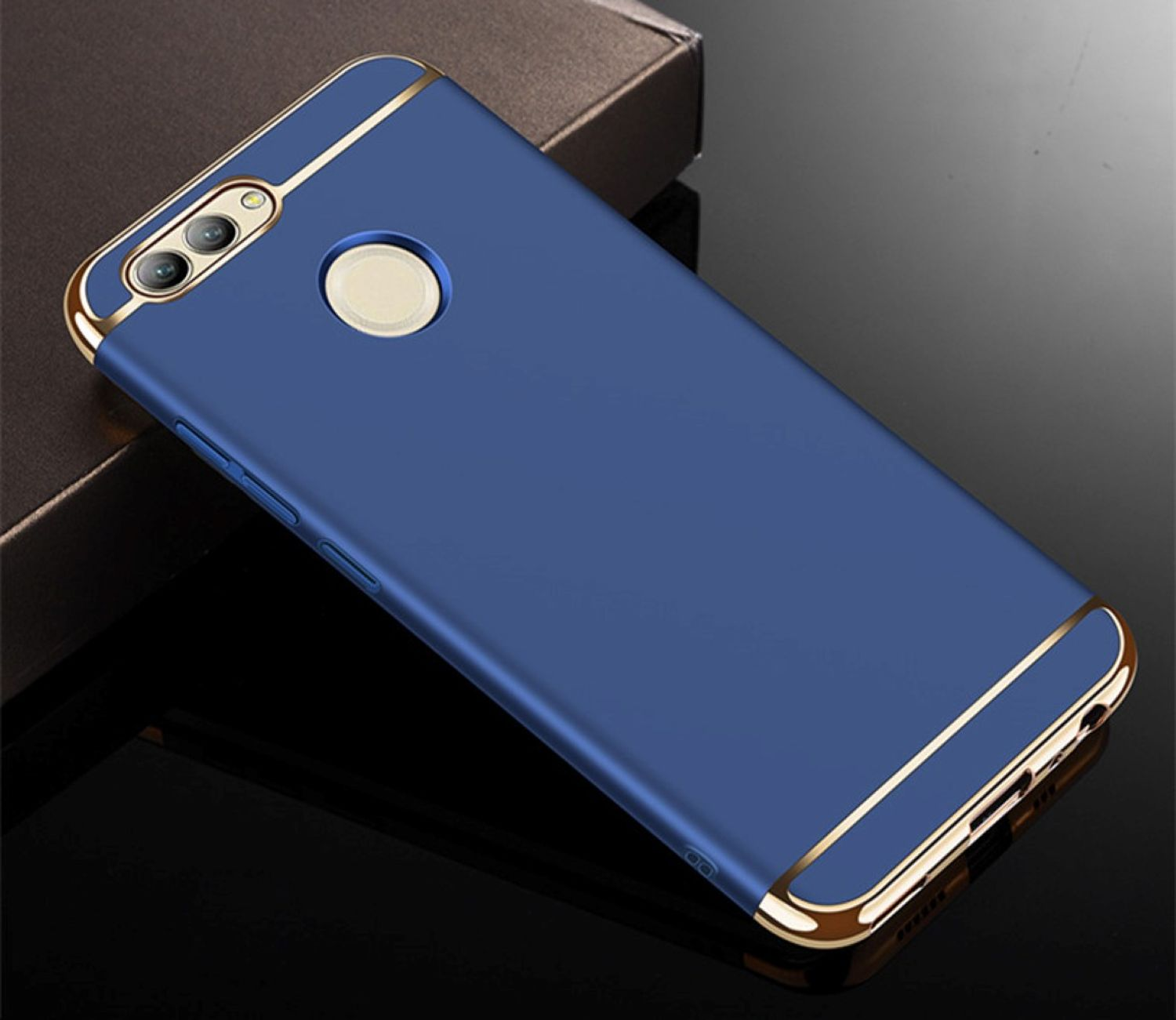 Blaue Handyhülle mit goldener Zierleiste, Schusswinkel auf reflektierender Oberfläche.