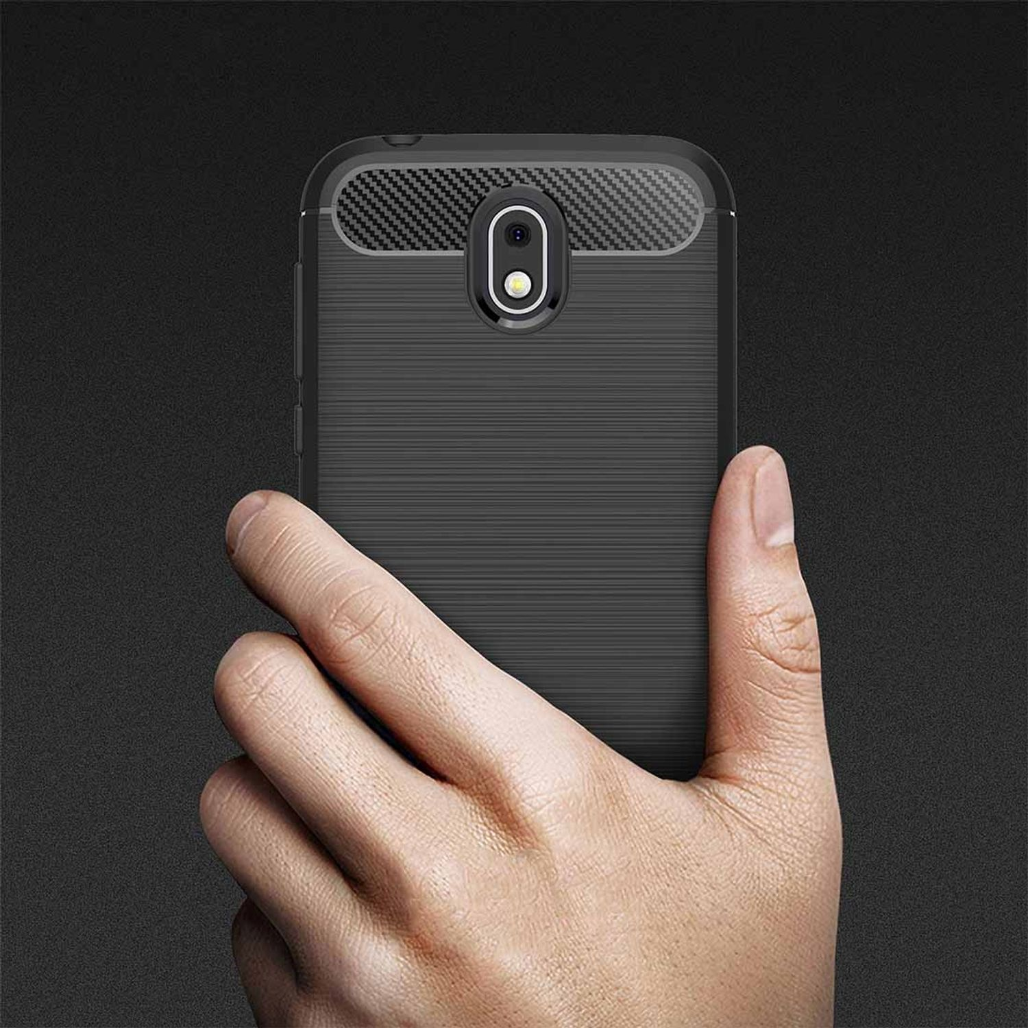 Hand hält ein Telefon mit Hülle. Dunkler Hintergrund.