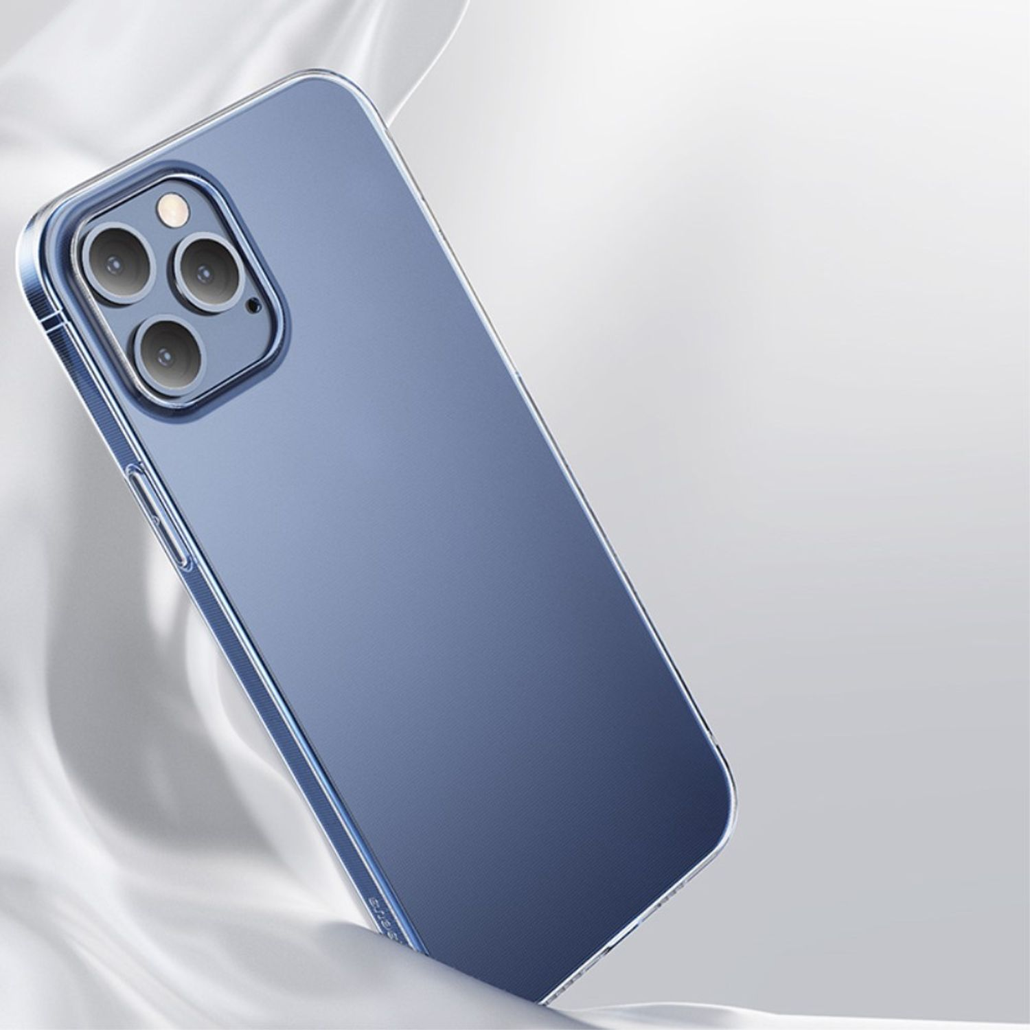 Blaue Handyhülle auf weißem Hintergrund mit verschwommenem Hintergrund. Die Hülle hat eine Kamera.