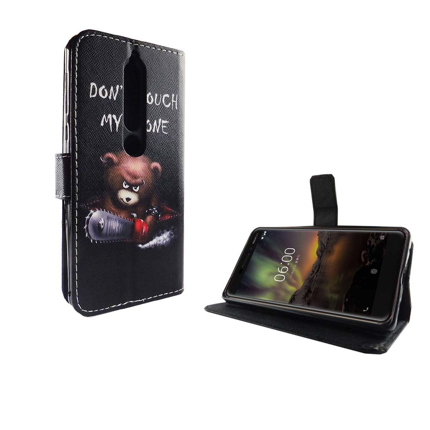 Ein schwarzes Telefon in einer schwarzen Brieftasche mit einem Bären mit Kettensäge darauf. Der Bildschirm ist an.