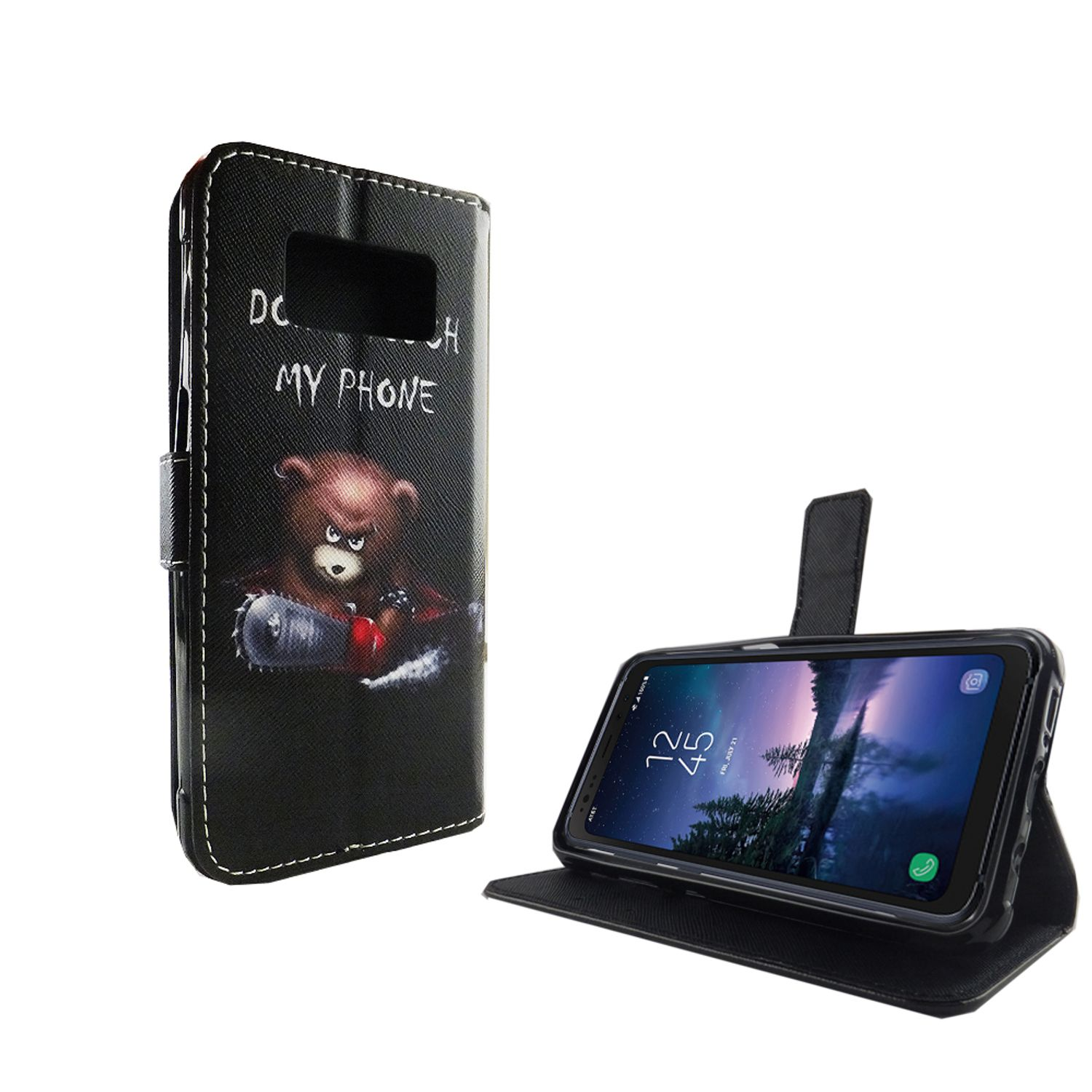Eine schwarze Handyhülle mit einem Bären, der eine Kettensäge hält. Das Telefon ist in der Hülle.