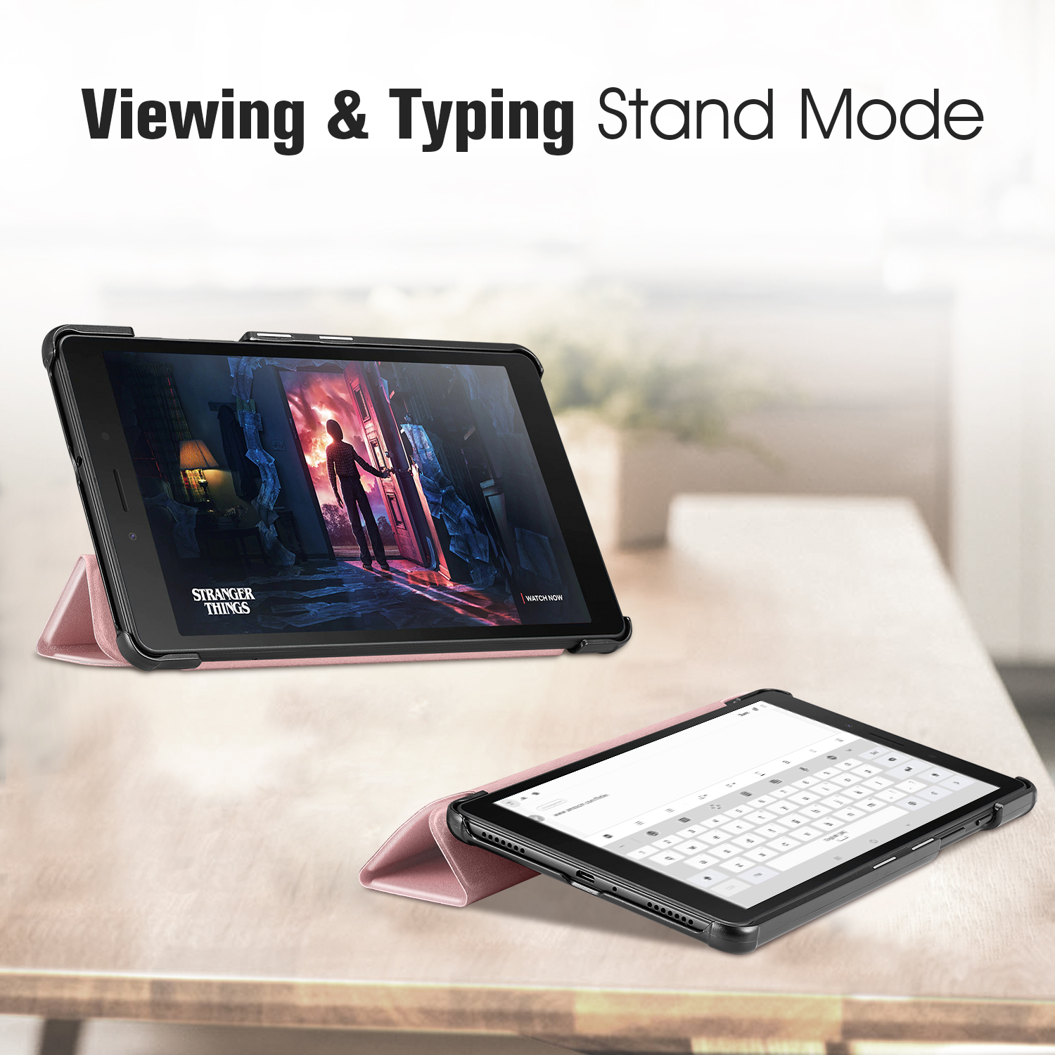 Tablet in einer Hülle, zeigt einen Film und Tastatur. Holztisch, Standmodus.