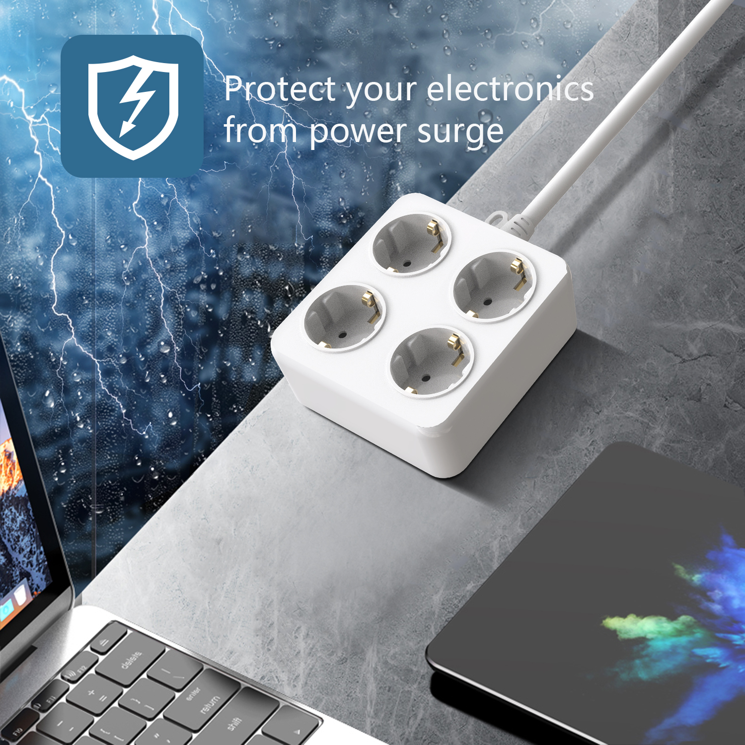 Eine weiße Steckdosenleiste mit vier Steckdosen, ein Laptop und ein Tablet auf einem Schreibtisch. Hintergrund.