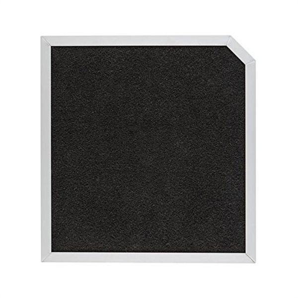 Schwarzer Filter in einem weißen Rahmen. Der Filter ist dunkel, mit einer leicht abgewinkelten Ecke.