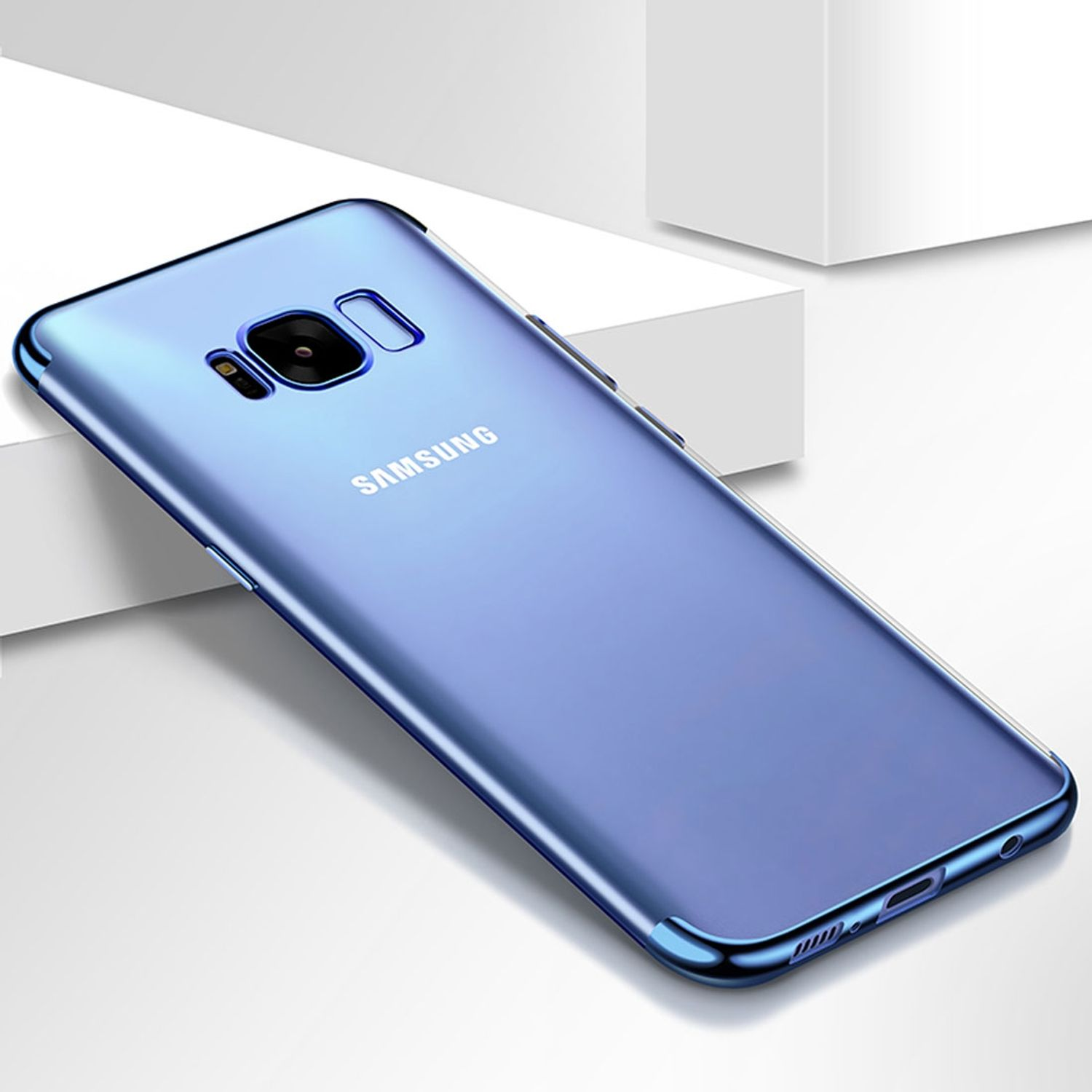 Blaues Samsung-Handy in transparentem Case. Weißer Hintergrund.