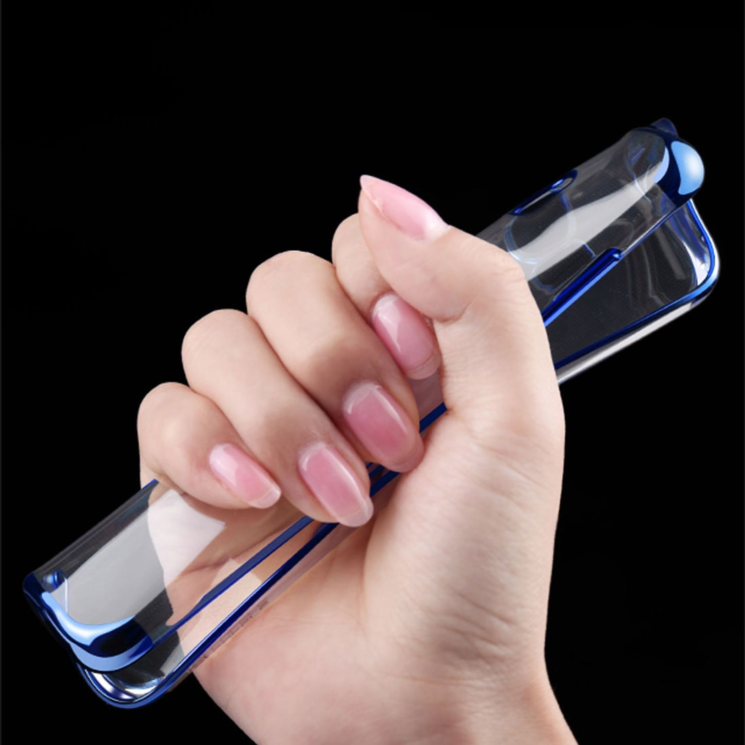 Eine Hand hält eine transparente Handyhülle. Die Hülle hat blaue Akzente.