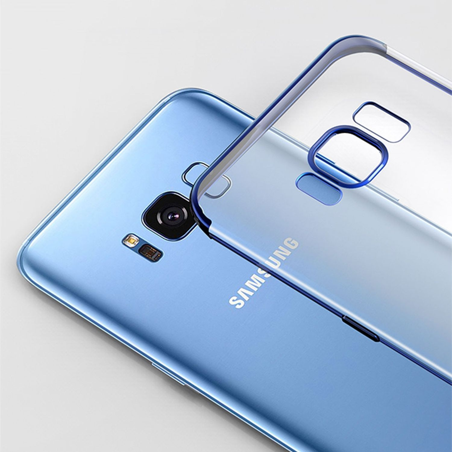 Blaues Telefon mit klarer Hülle. Die Hülle ist blau getönt und umschließt das Telefon.