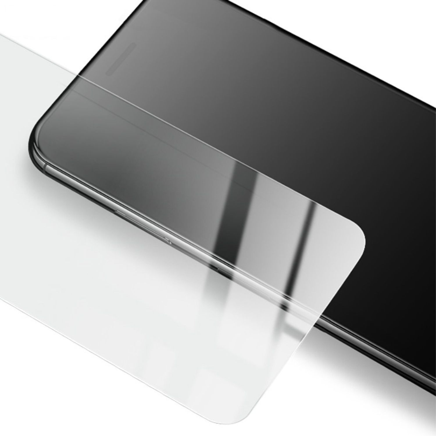 Eine transparente Displayschutzfolie wird auf ein schwarzes Smartphone gelegt.