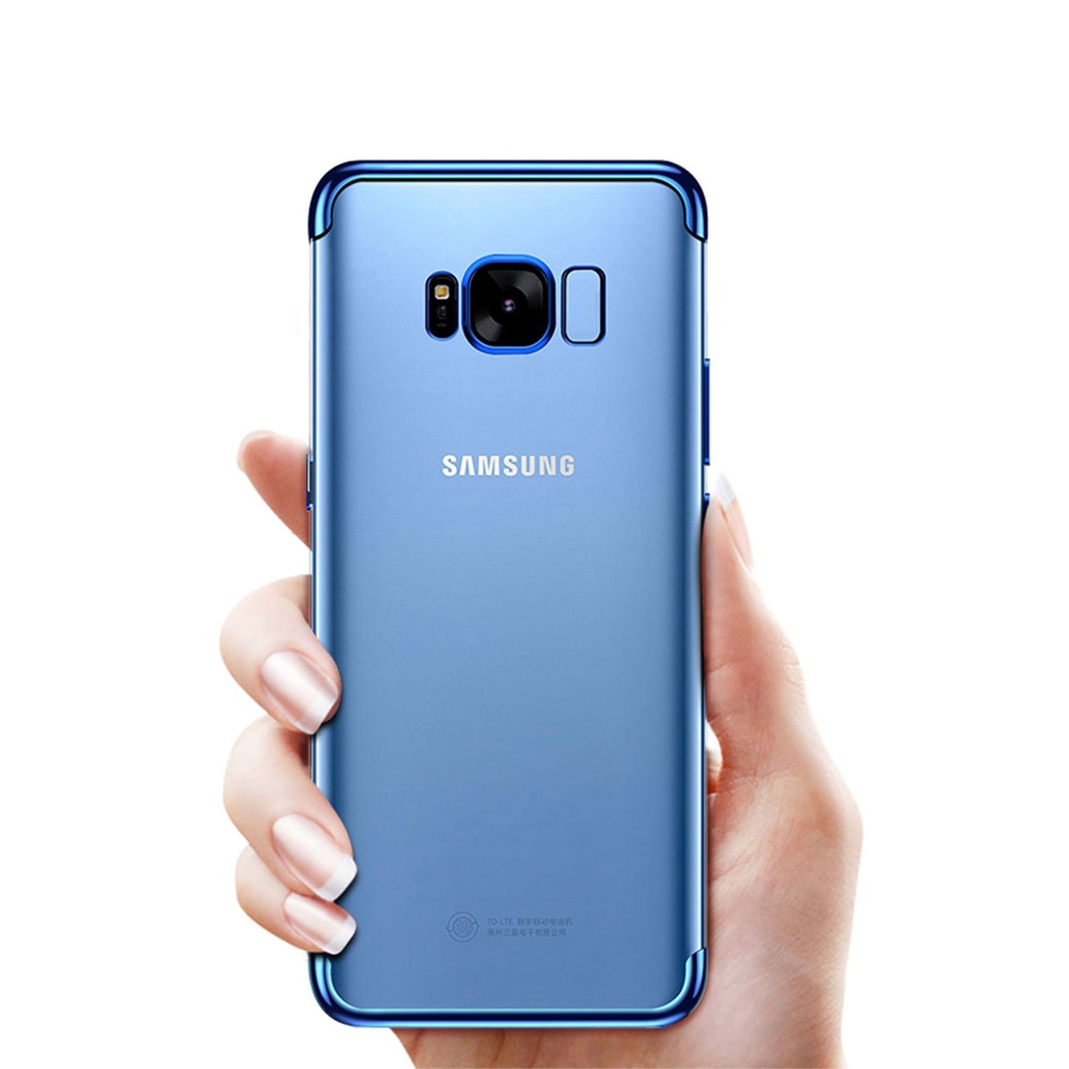 Eine Hand hält ein blaues Telefon mit einer blauen Hülle. Das Telefon ist ein Samsung. Der Hintergrund ist weiß.