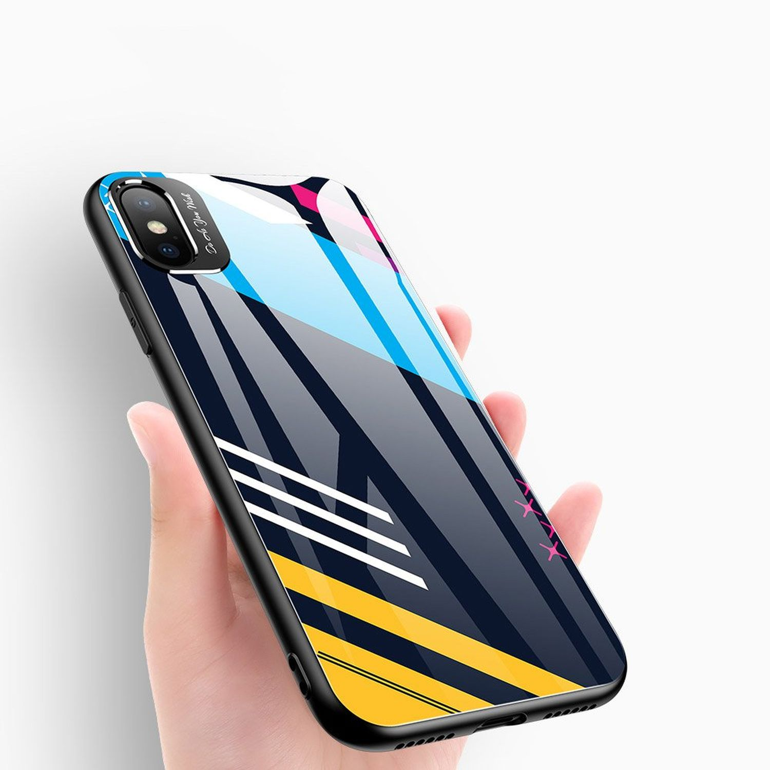 Hand, die ein Telefon mit einer bunten Hülle hält. Die Hülle hat ein abstraktes Design mit verschiedenen Farben.