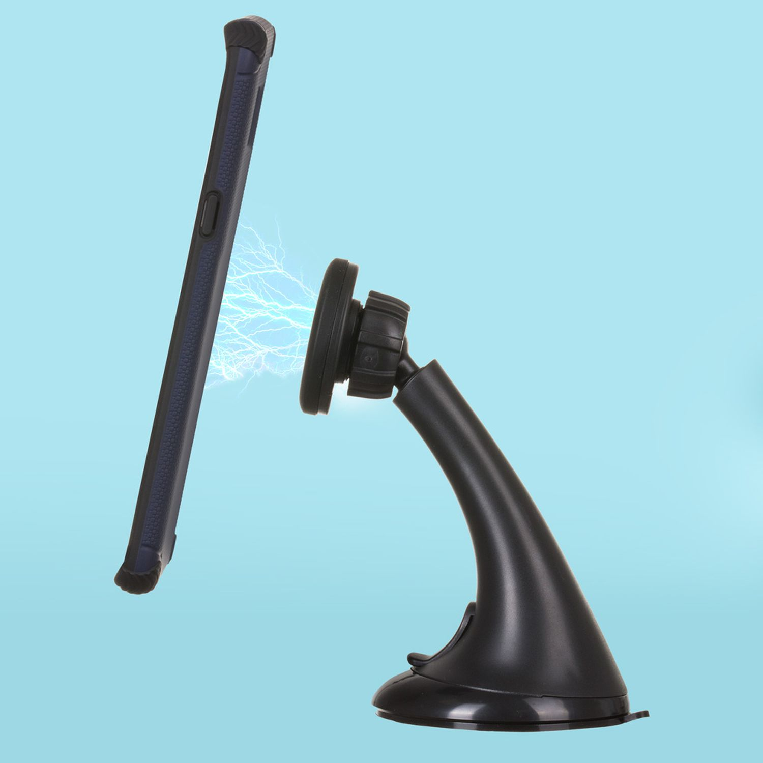 Un teléfono en una funda se sujeta magnéticamente a un soporte de salpicadero. Fondo azul.