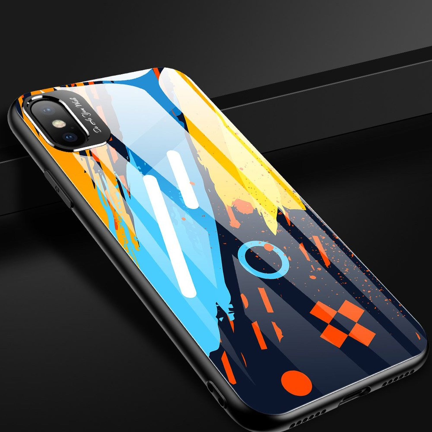Telefon in einer Hülle mit abstraktem Design. Die Rückseite ist schwarz und das Design ist farbenfroh.