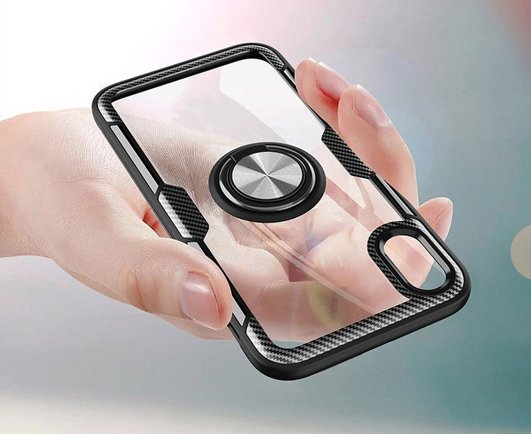 Telefon in einer durchsichtigen Hülle mit Ringhalter. Hand hält das Telefon. Weißer Hintergrund.