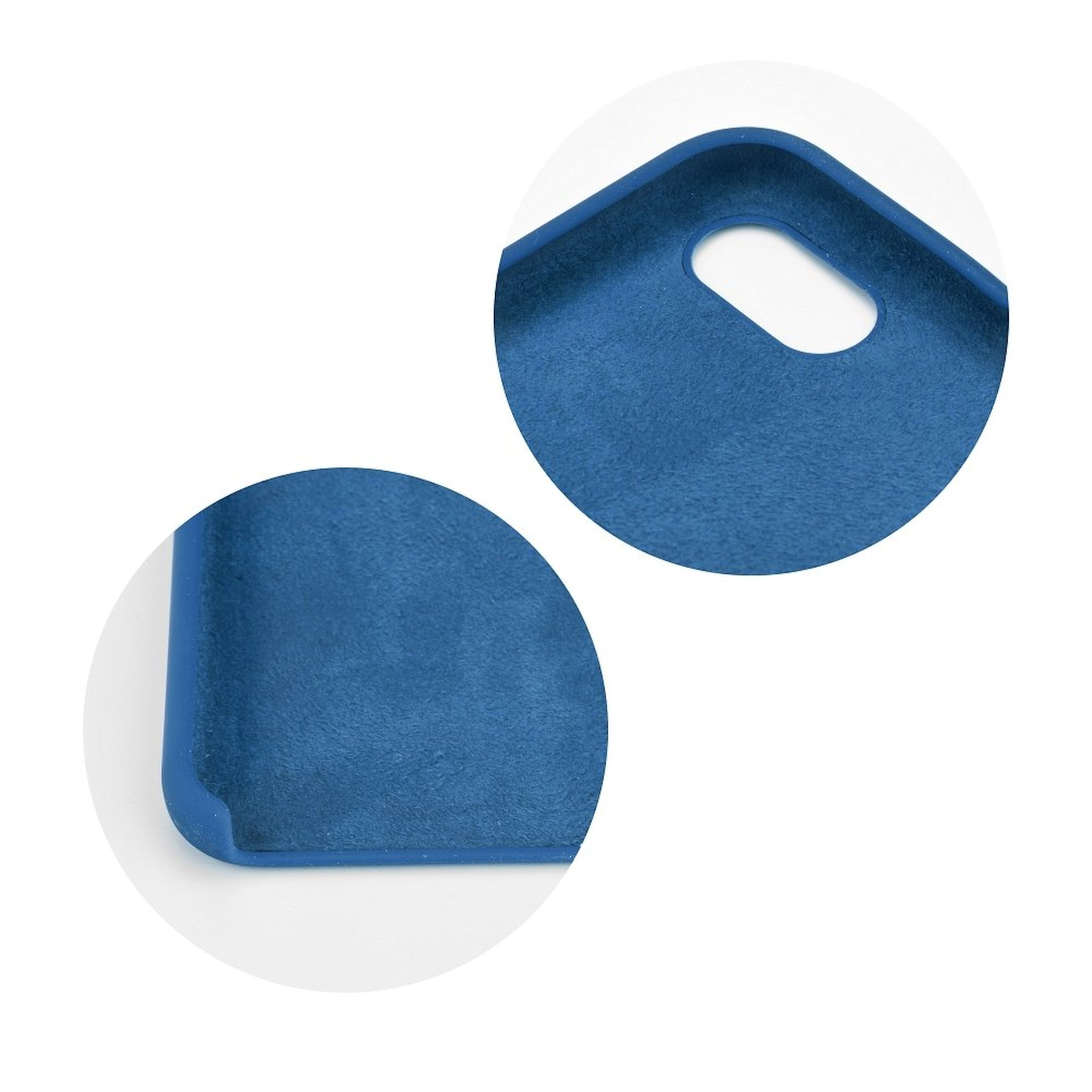 Nahaufnahme des blauen Handyhüllenmaterials. Loch für die Kamera. Weißer Hintergrund.