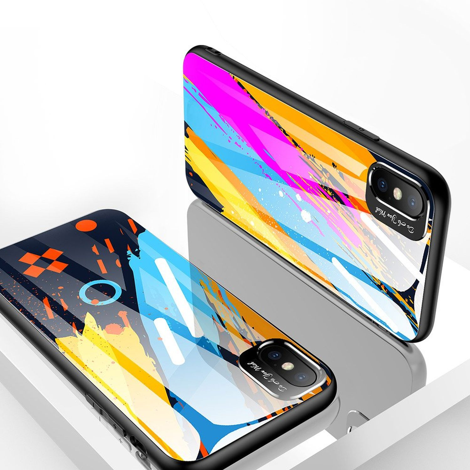 Zwei Handyhüllen mit farbenfrohen Designs, eine über der anderen, auf einer reflektierenden Oberfläche.