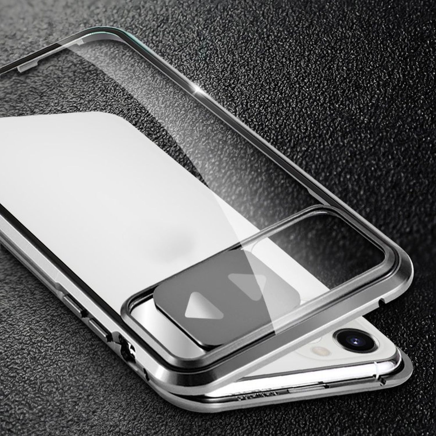 Telefon mit Schutzhülle. Die Hülle ist silber und transparent, das Telefon weiß mit sichtbarer Kamera.