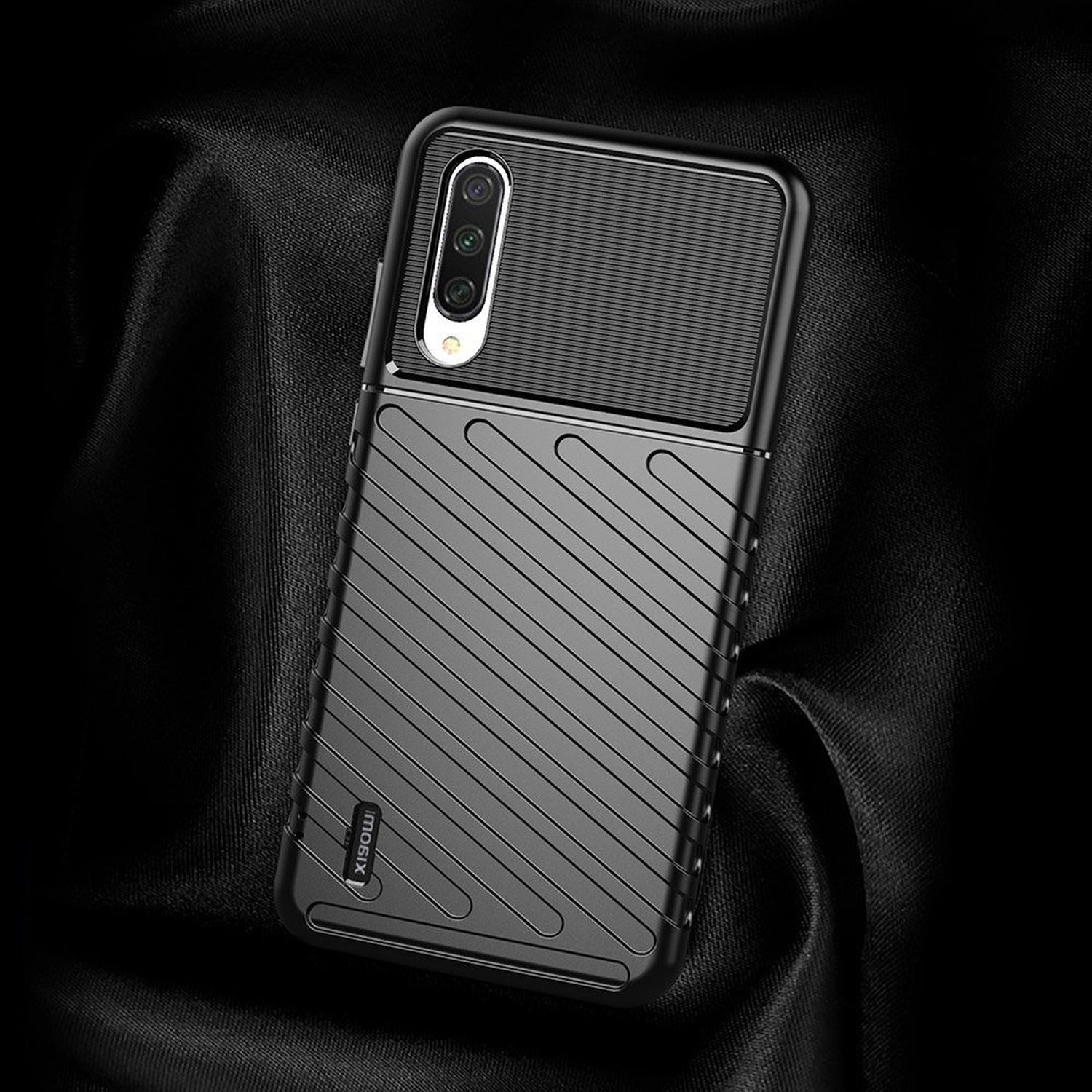 Eine schwarze Handyhülle mit strukturiertem Design. Die Hülle befindet sich auf schwarzem Hintergrund.