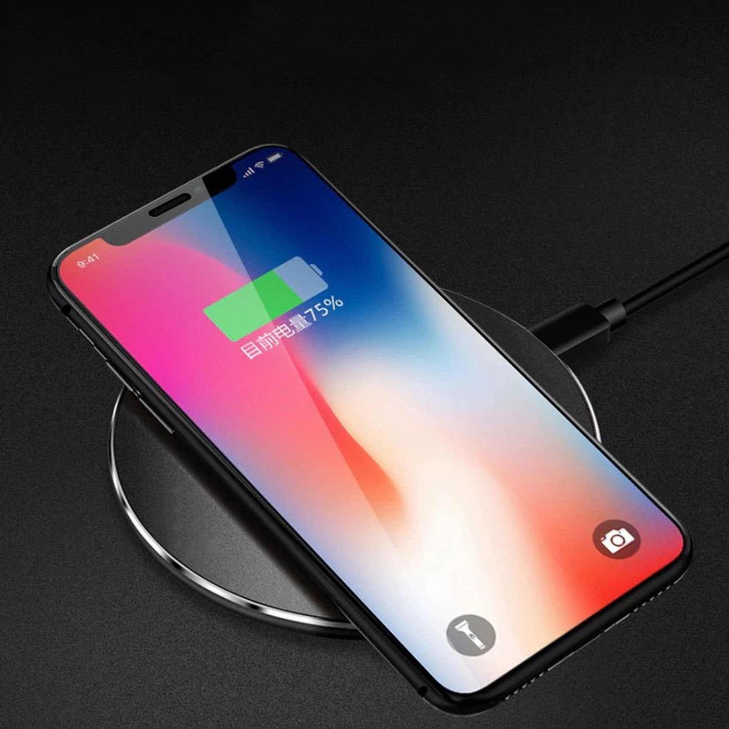 Ein Telefon wird drahtlos auf einer schwarzen Oberfläche aufgeladen. Der Bildschirm zeigt 75% Ladestatus.