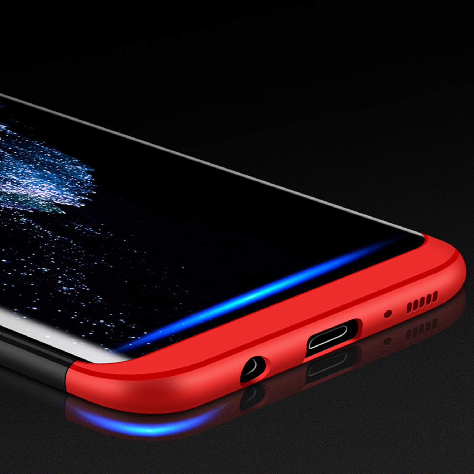 Nahaufnahme einer rot-schwarzen Handyhülle mit Telefon darin, das Licht auf dunkler Oberfläche reflektiert.