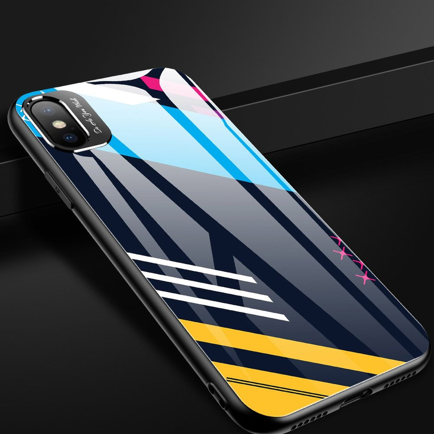 Eine Handyhülle mit buntem, abstrakten Design, mit blauen, gelben und pinkfarbenen Akzenten.