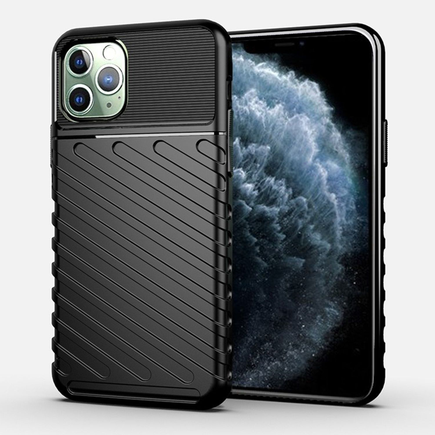 Eine schwarze Handyhülle mit einem Telefon darin. Die Hülle hat strukturiertes Design. Weißer Hintergrund.