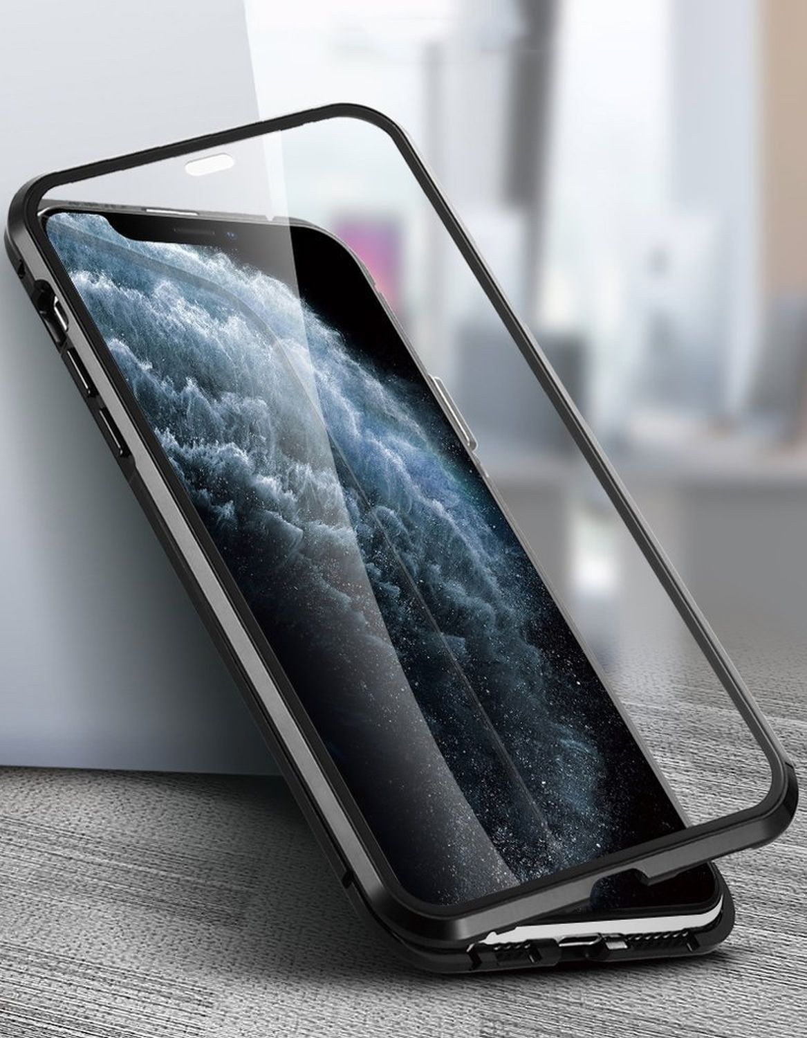Transparente Handyhülle über einem Handy, das einen Bildschirm und einen verschwommenen Hintergrund zeigt.