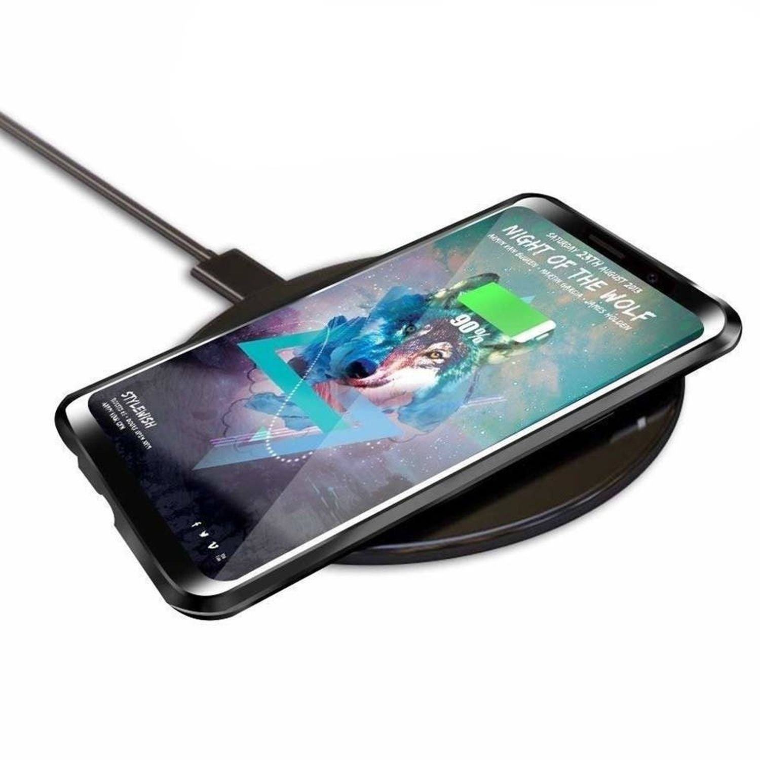 Ein Telefon, das drahtlos geladen wird, zeigt ein Wolfsbild auf dem Bildschirm, auf einem schwarzen Ladepad.