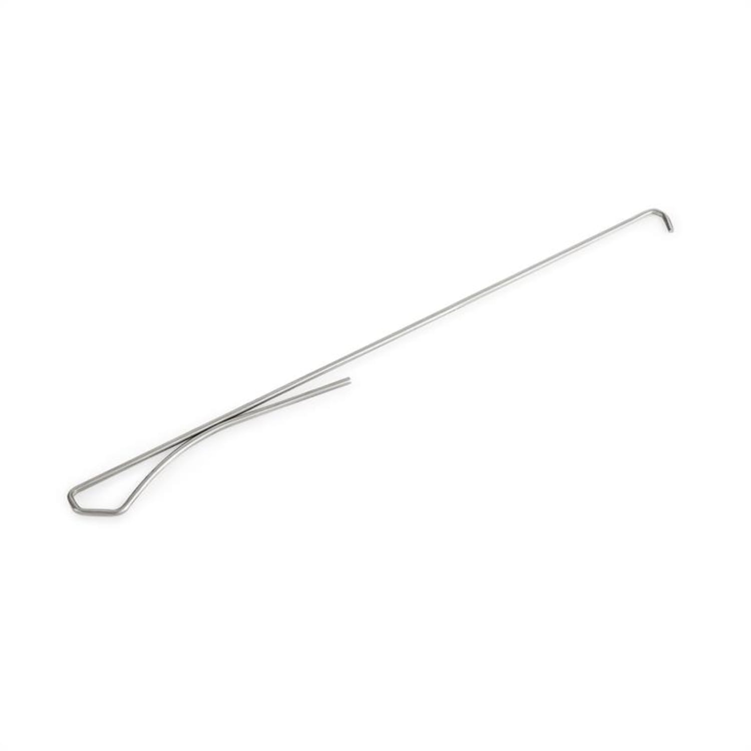 Una forcina di metallo argentato, piegata a un'estremità, con un anello e un corpo dritto.
