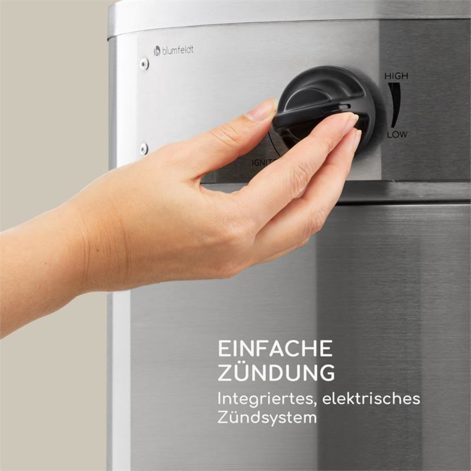 Hand dreht einen Drehknopf an einem silbernen Gerät.