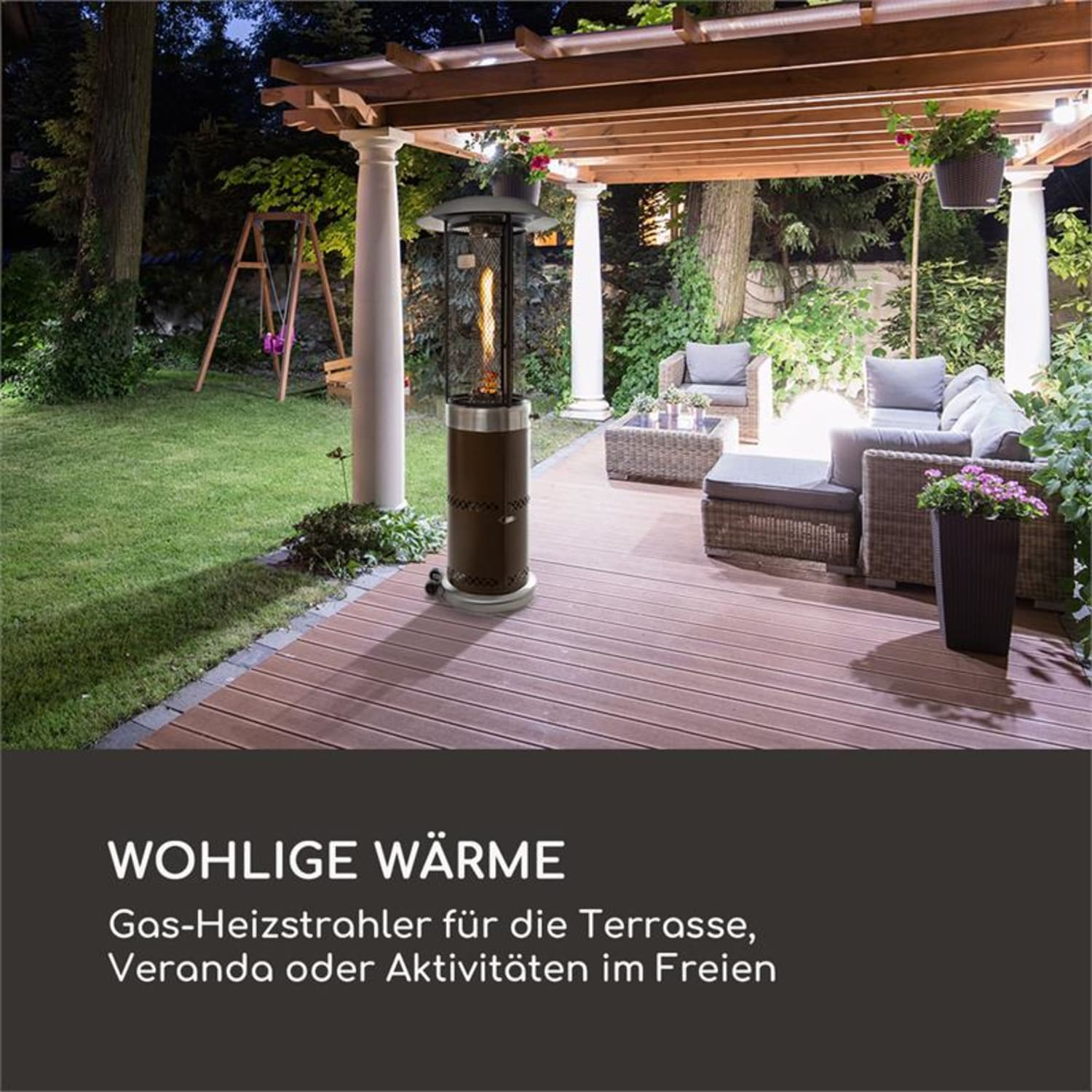 Eine Terrassenszene bei Nacht mit einem Gasheizgerät, Sitzgelegenheiten im Freien und einer Pergola. Der Text lautet: "Wohlige Wärme."