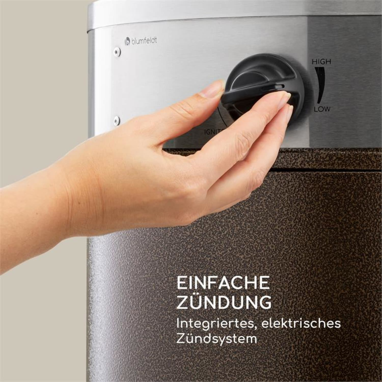Hand dreht Knopf an Heizung. Text: 'EINFACHE ZÜNDUNG'. Braun und Silber.