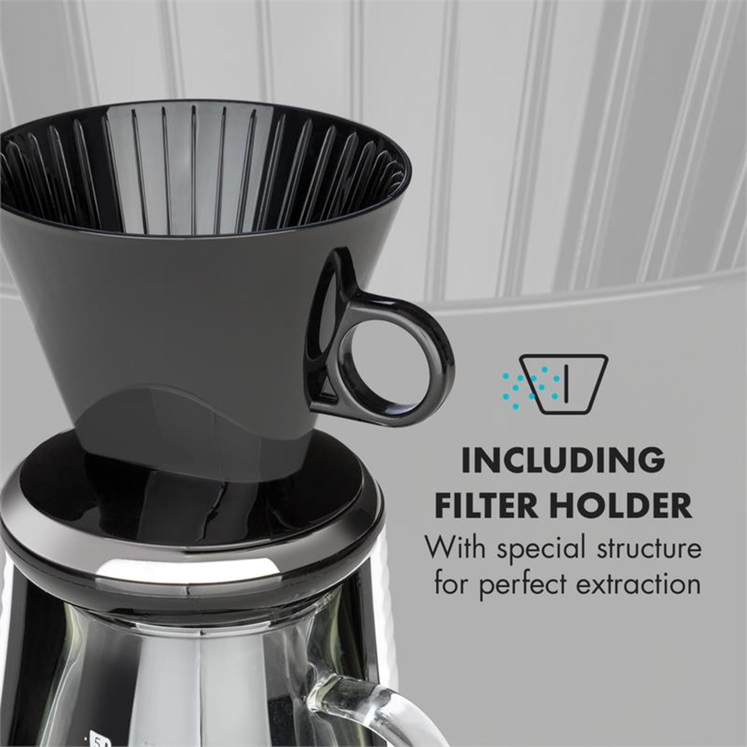 Ein schwarzer Kaffeefilterhalter sitzt auf einer Glaskaraffe. Der Text lautet 'INKLUSIVE FILTERHALTER' und 'perfekte Extraktion'.