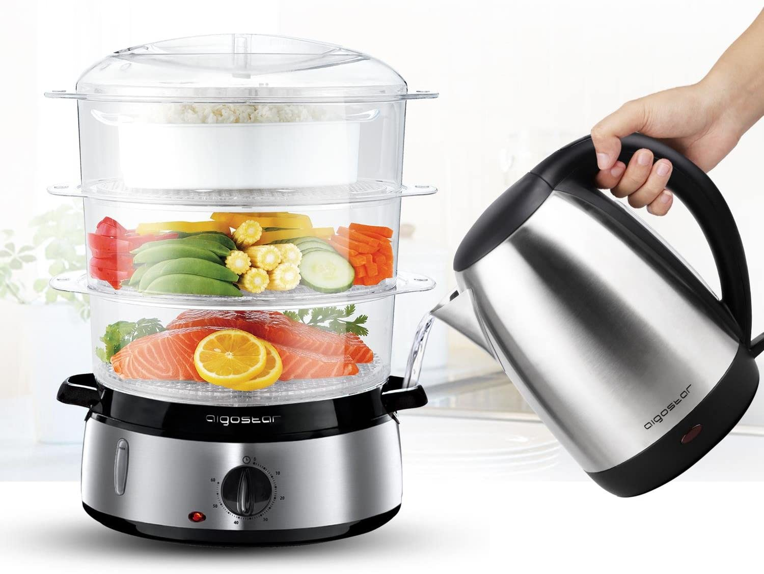 Una mano versa acqua da un bollitore d'argento in un vaporiera a più livelli contenente verdure e pesce.