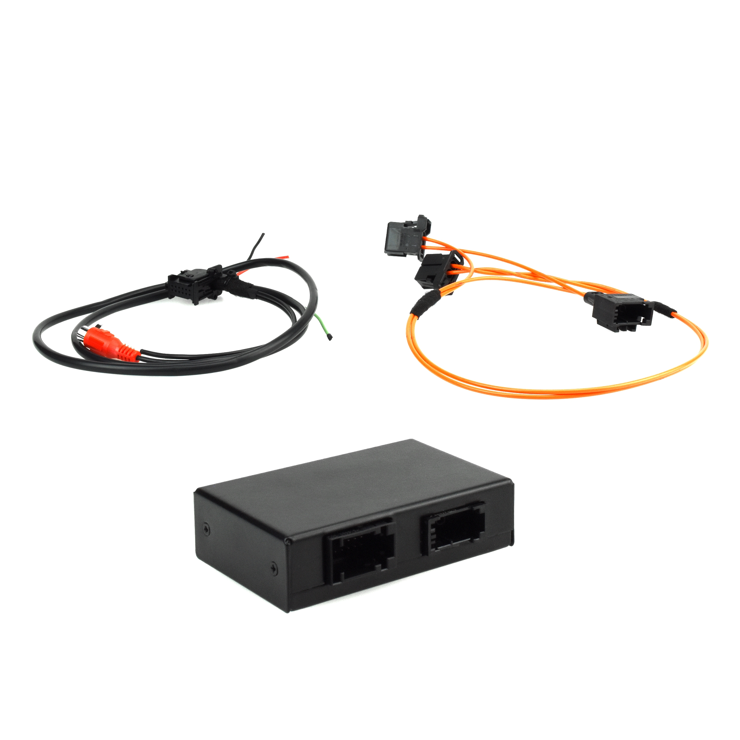 Kfz-Audio-Verkabelung: Kabel, Stecker und eine schwarze Box.