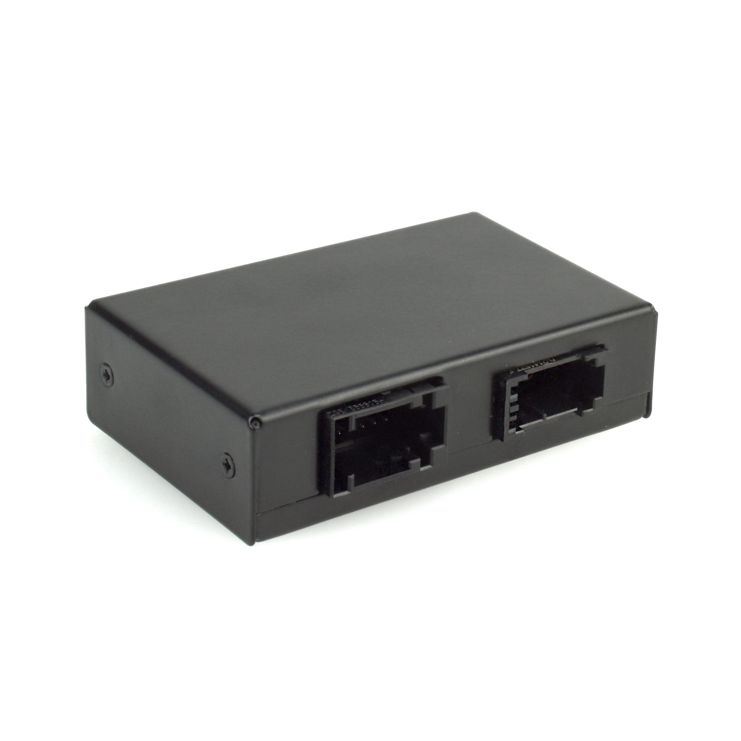 Eine schwarze rechteckige Box mit zwei RJ45-Anschlüssen. Die Box befindet sich auf einer weißen Oberfläche.