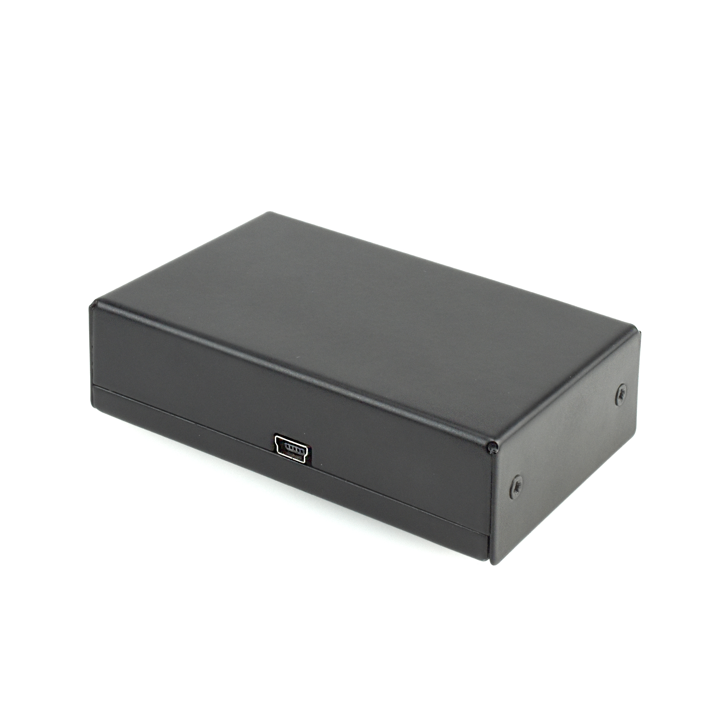 Eine schwarze rechteckige Box mit USB-Anschluss an der Seite, vor weißem Hintergrund.
