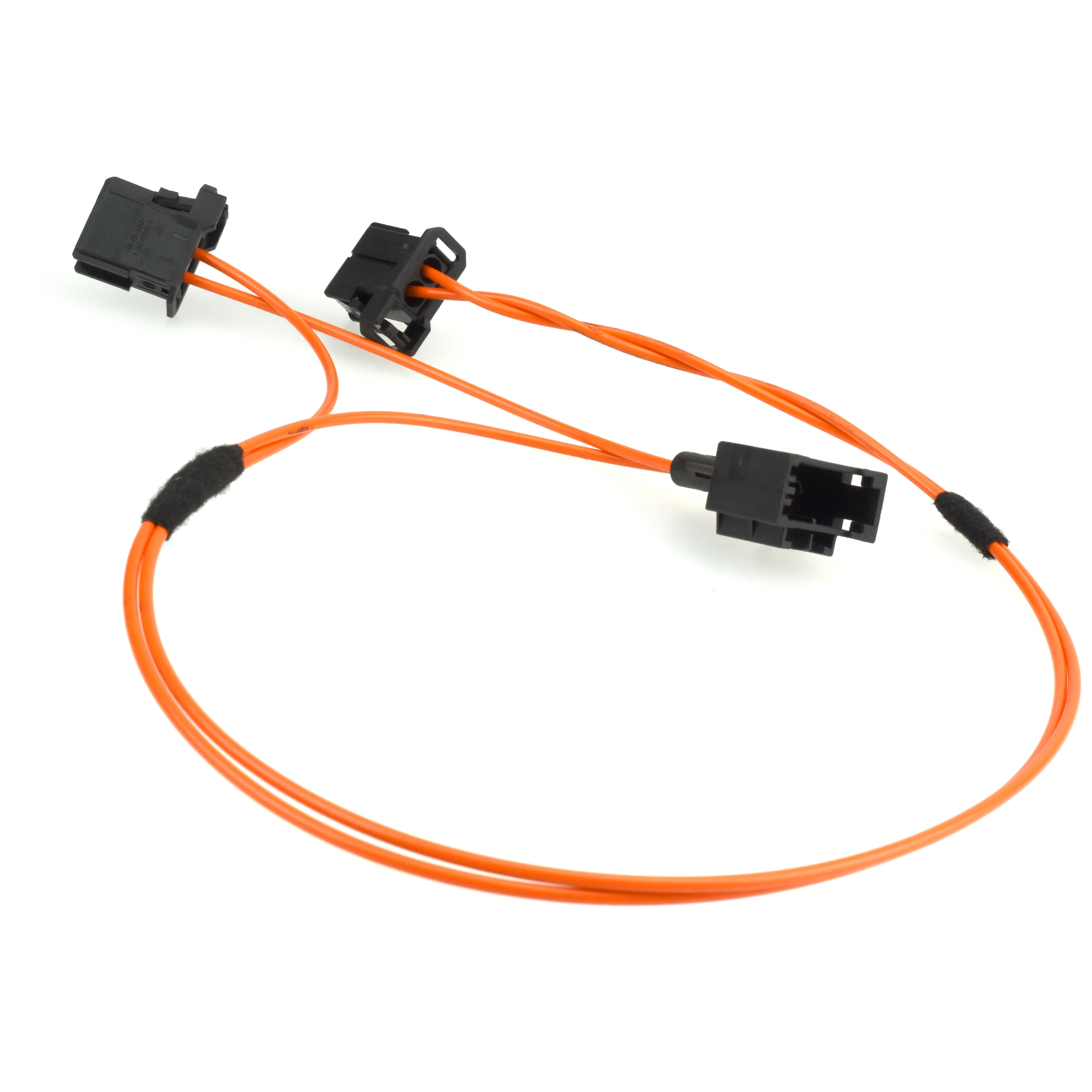 Orangefarbene und schwarze Kabel mit Steckern. Weißer Hintergrund.