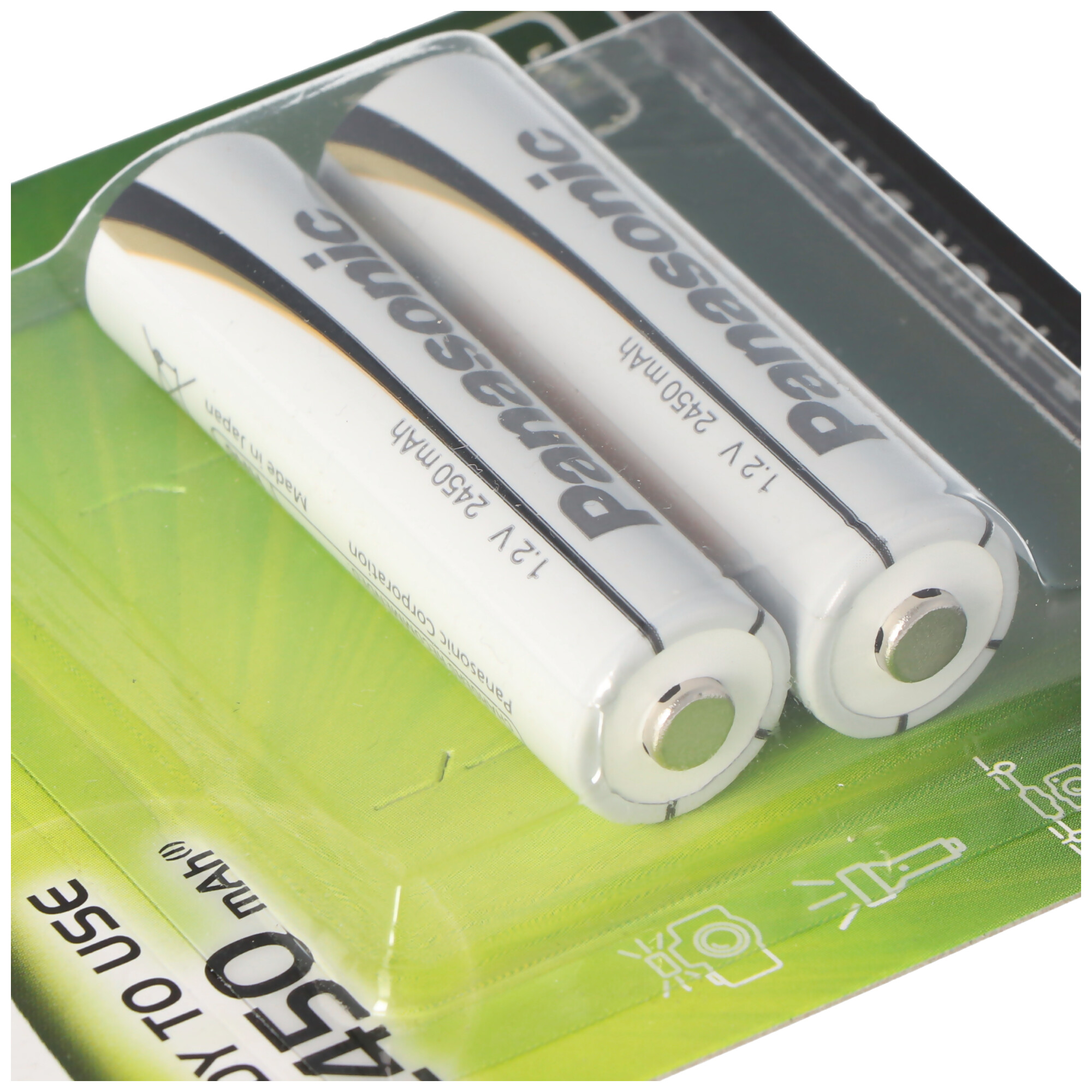 Zwei Batterien befinden sich in einer Verpackung. Die Batterien haben ein weißes und silbernes Design.