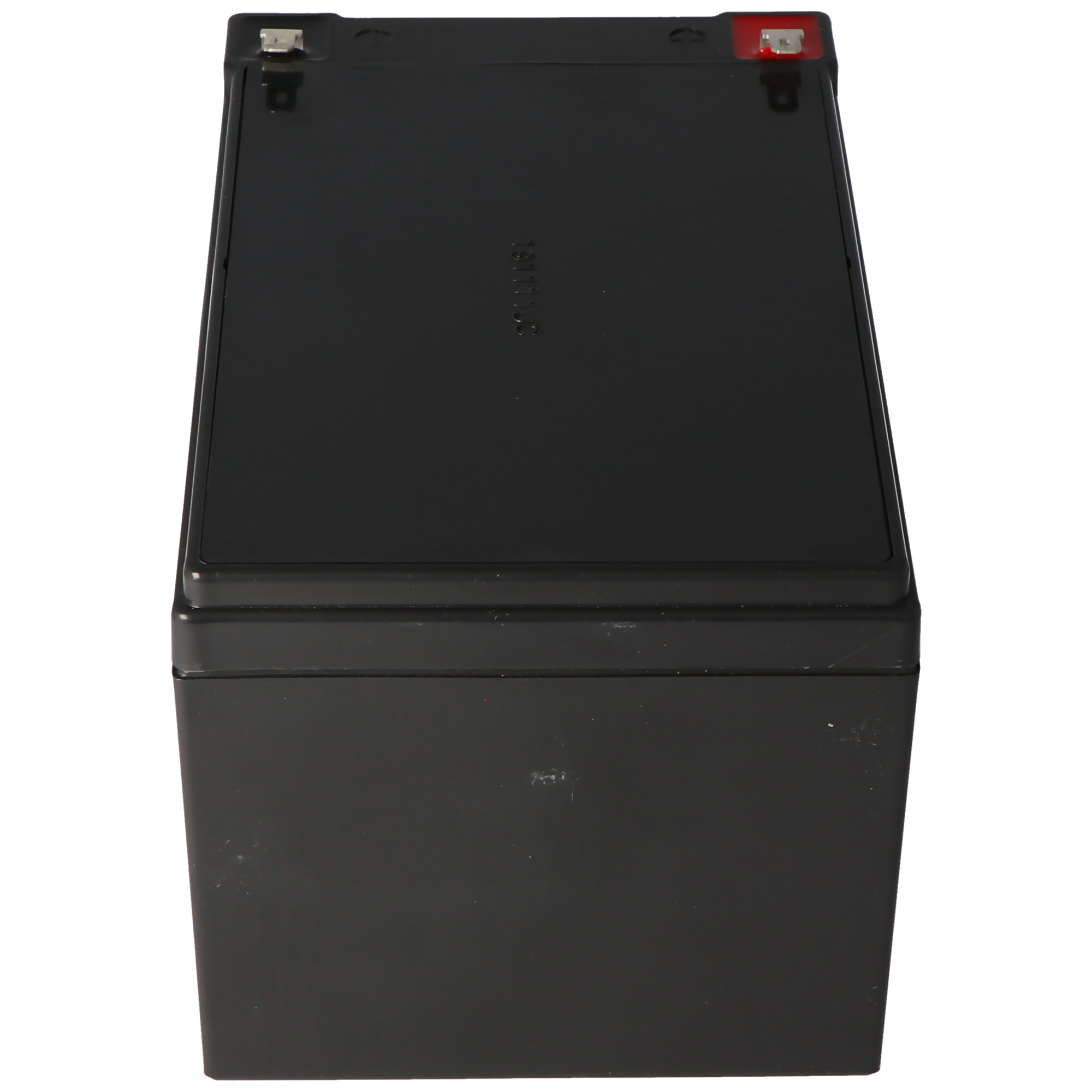 Eine schwarze Batterie mit schwarzer Oberseite und weißen Etiketten. Weißer Hintergrund.