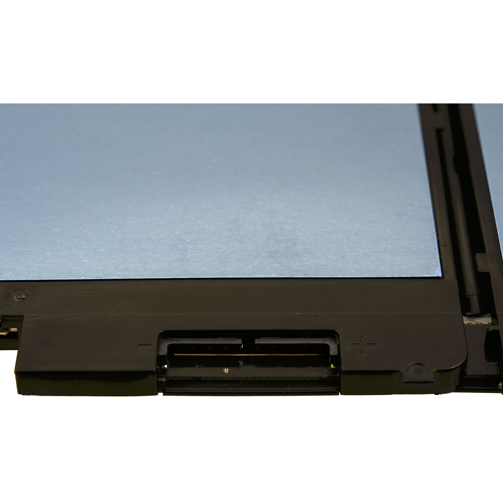 Componente negro de portátil con puerto. El fondo es una superficie rectangular azul claro.