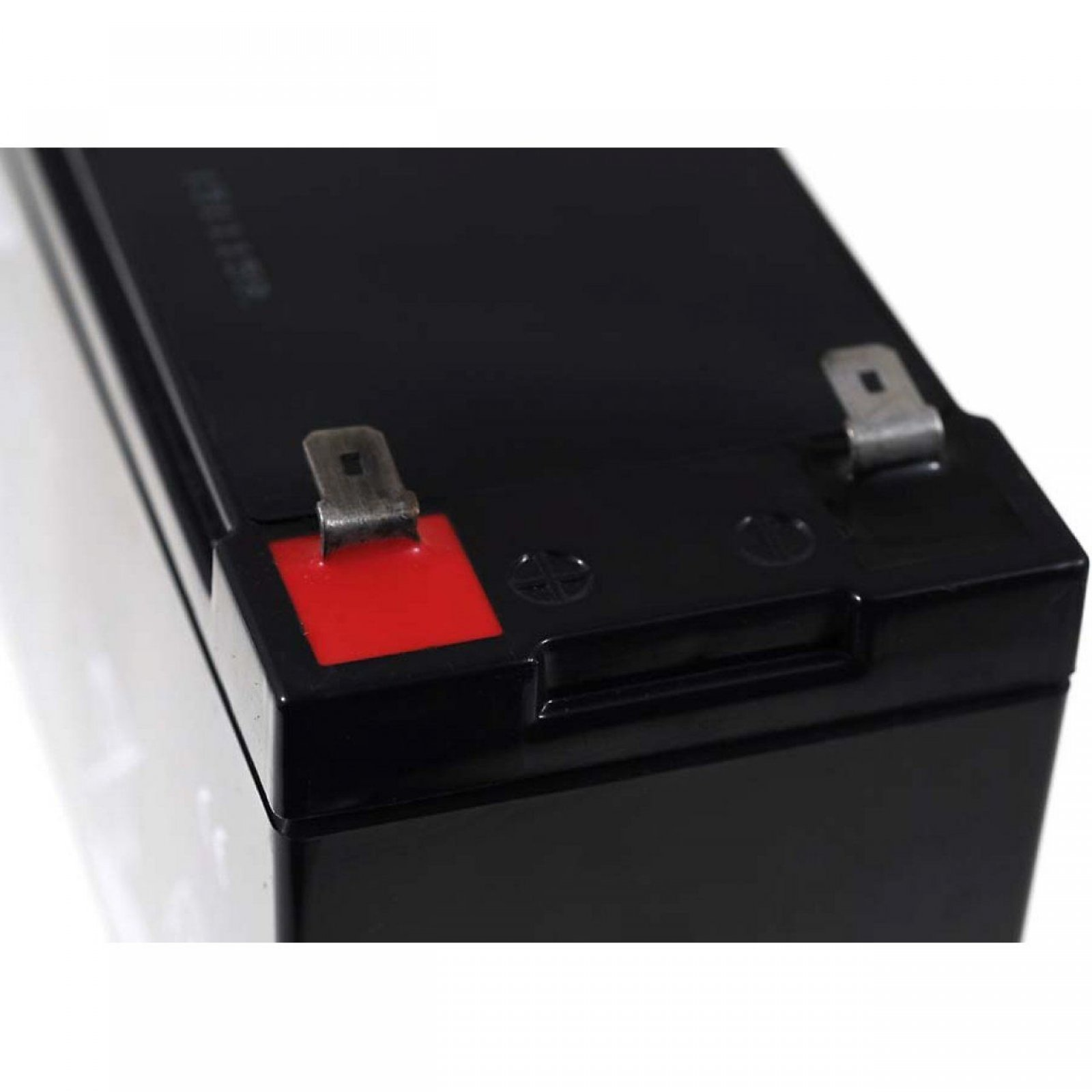 Batería rectangular negra con un cuadrado rojo en el lateral.