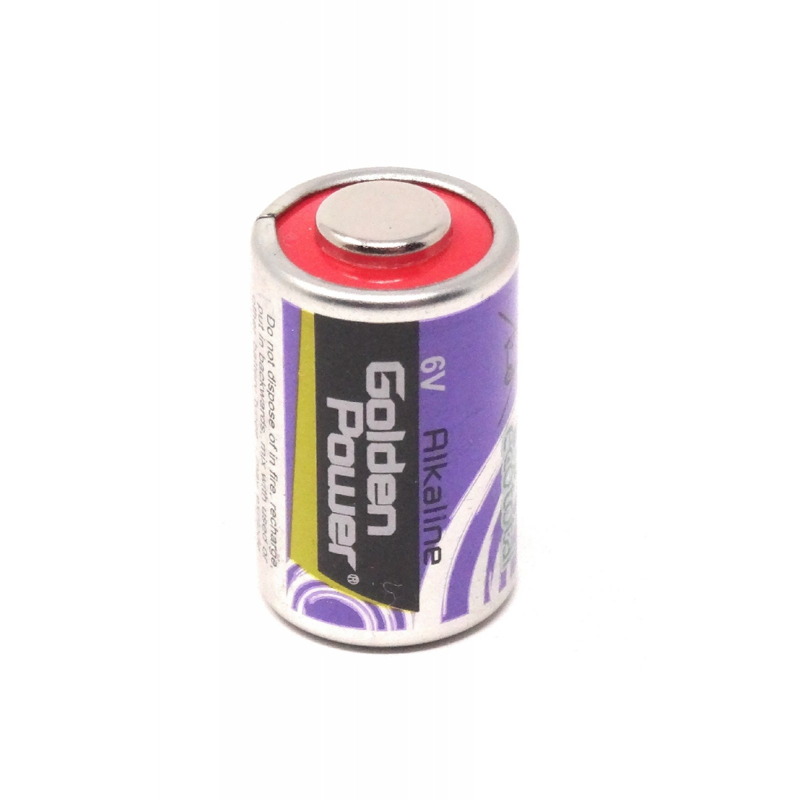 Una batería cilíndrica pequeña, con parte superior roja y cuerpo morado con texto blanco y amarillo. Fondo blanco.