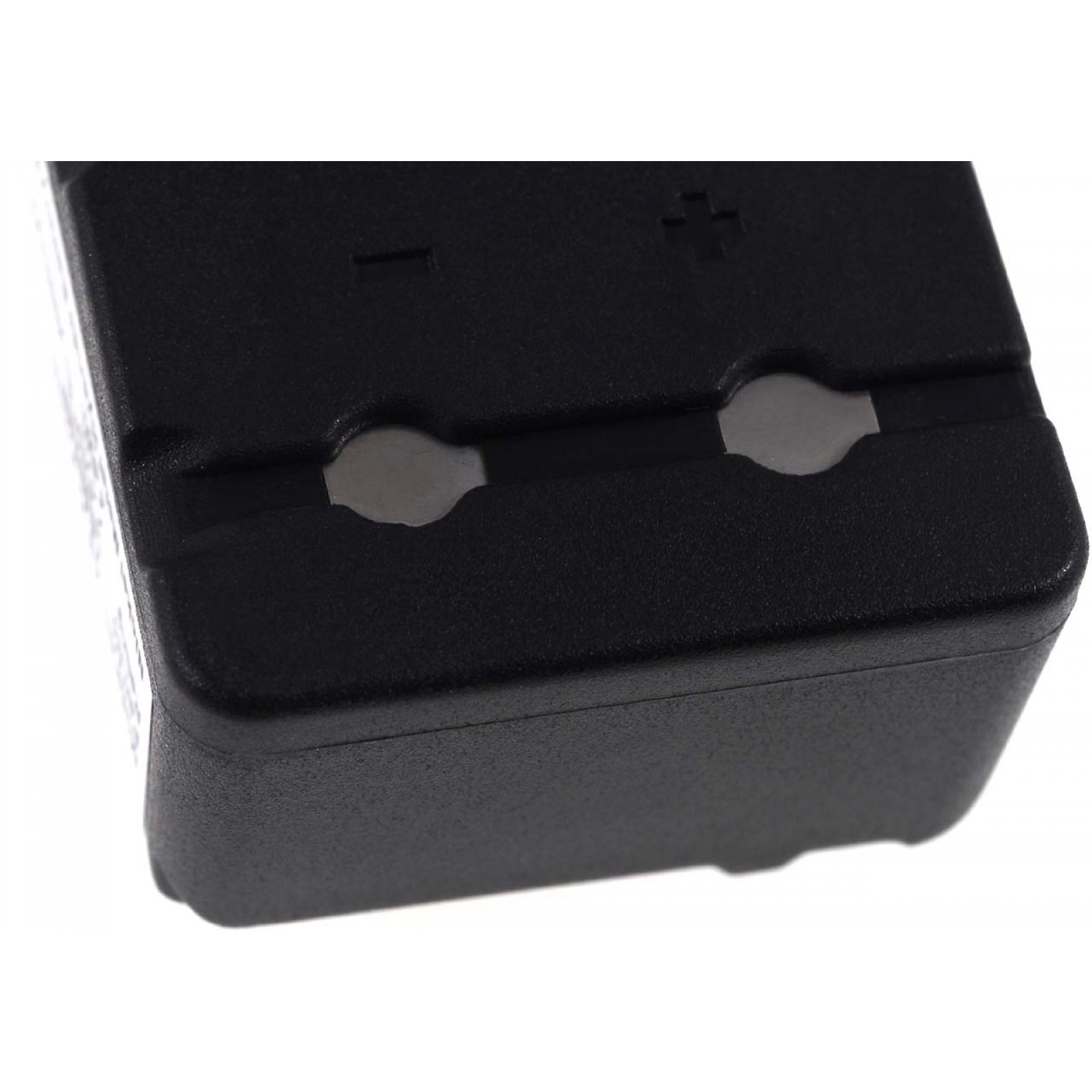 Dispositivo rectangular negro con signos más y menos, posiblemente una batería o una pieza electrónica.