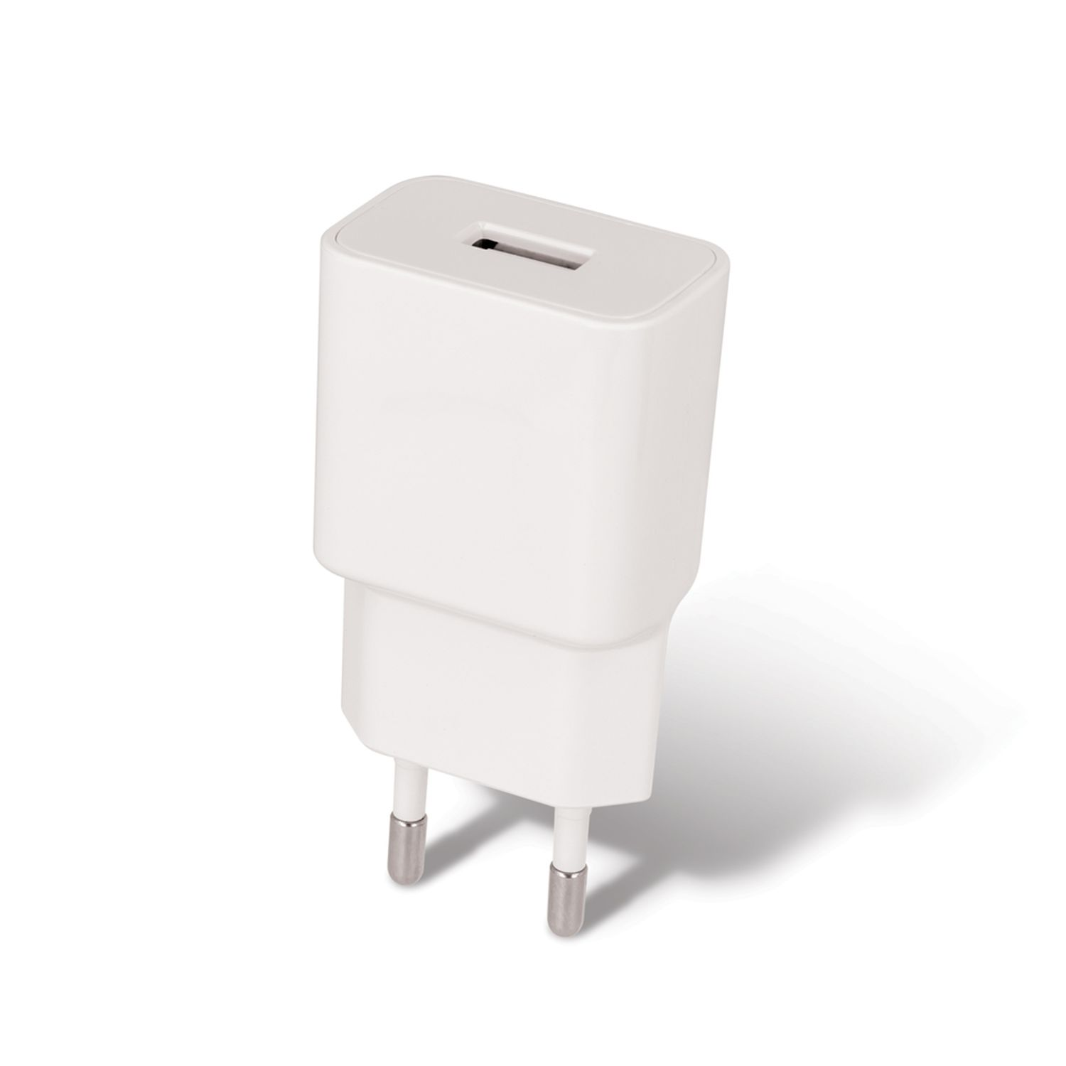 Ein weißes Ladegerät mit einem USB-Anschluss oben und zwei Stiften, die sich von der Basis aus erstrecken.