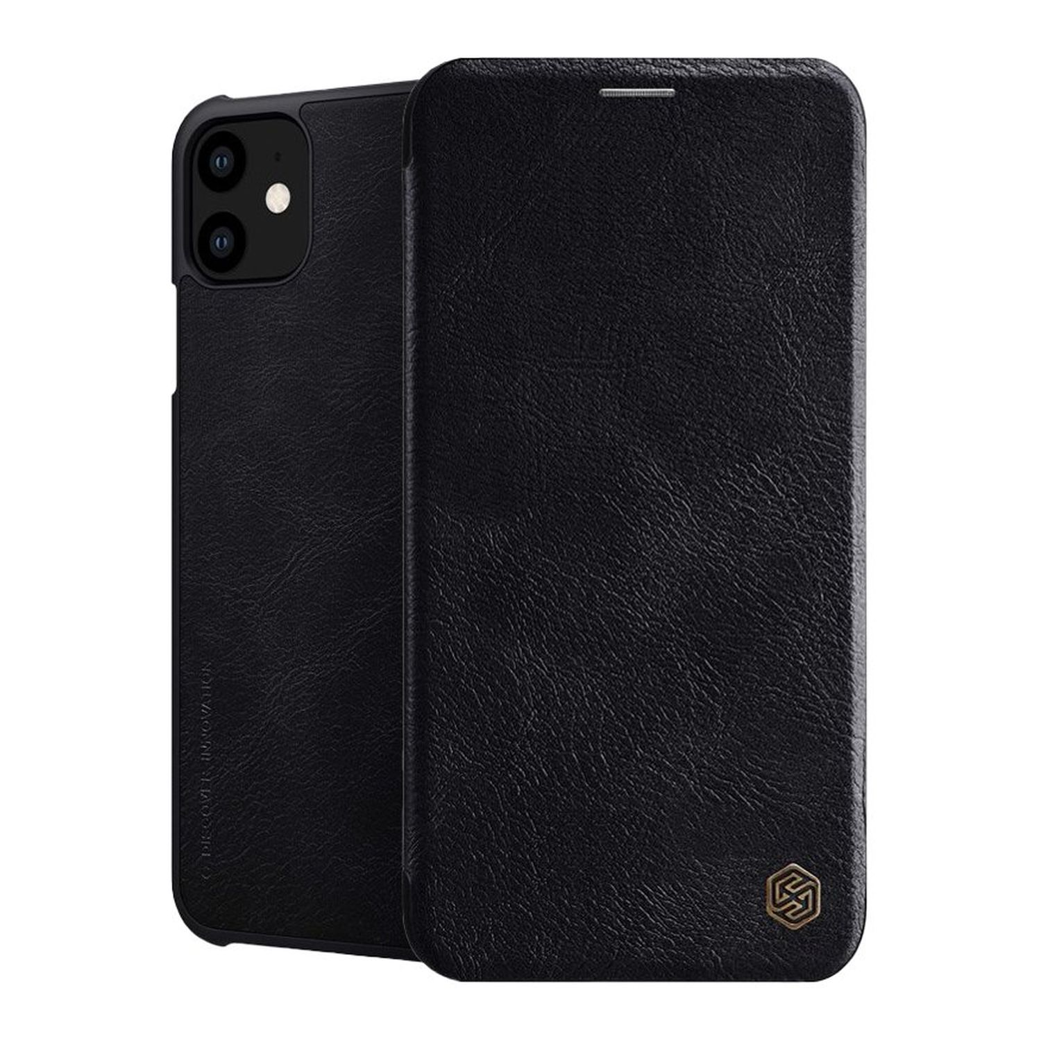 Ein schwarzes Smartphone mit einer geschlossenen schwarzen Lederhülle. Das Telefon liegt auf weißem Grund.