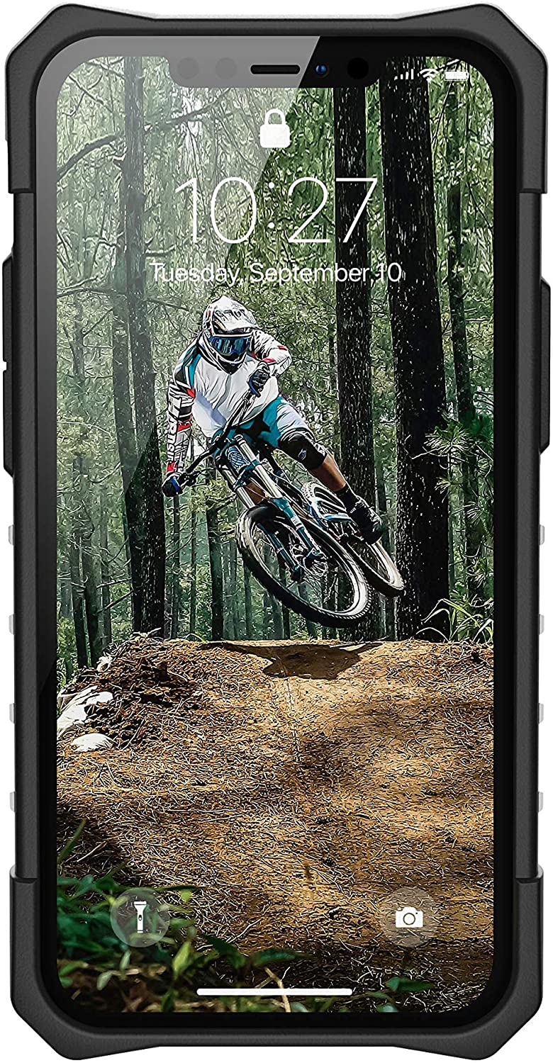 Ein Telefonbildschirm zeigt einen Mountainbiker in einem Wald. Das Telefon ist in einer Schutzhülle.