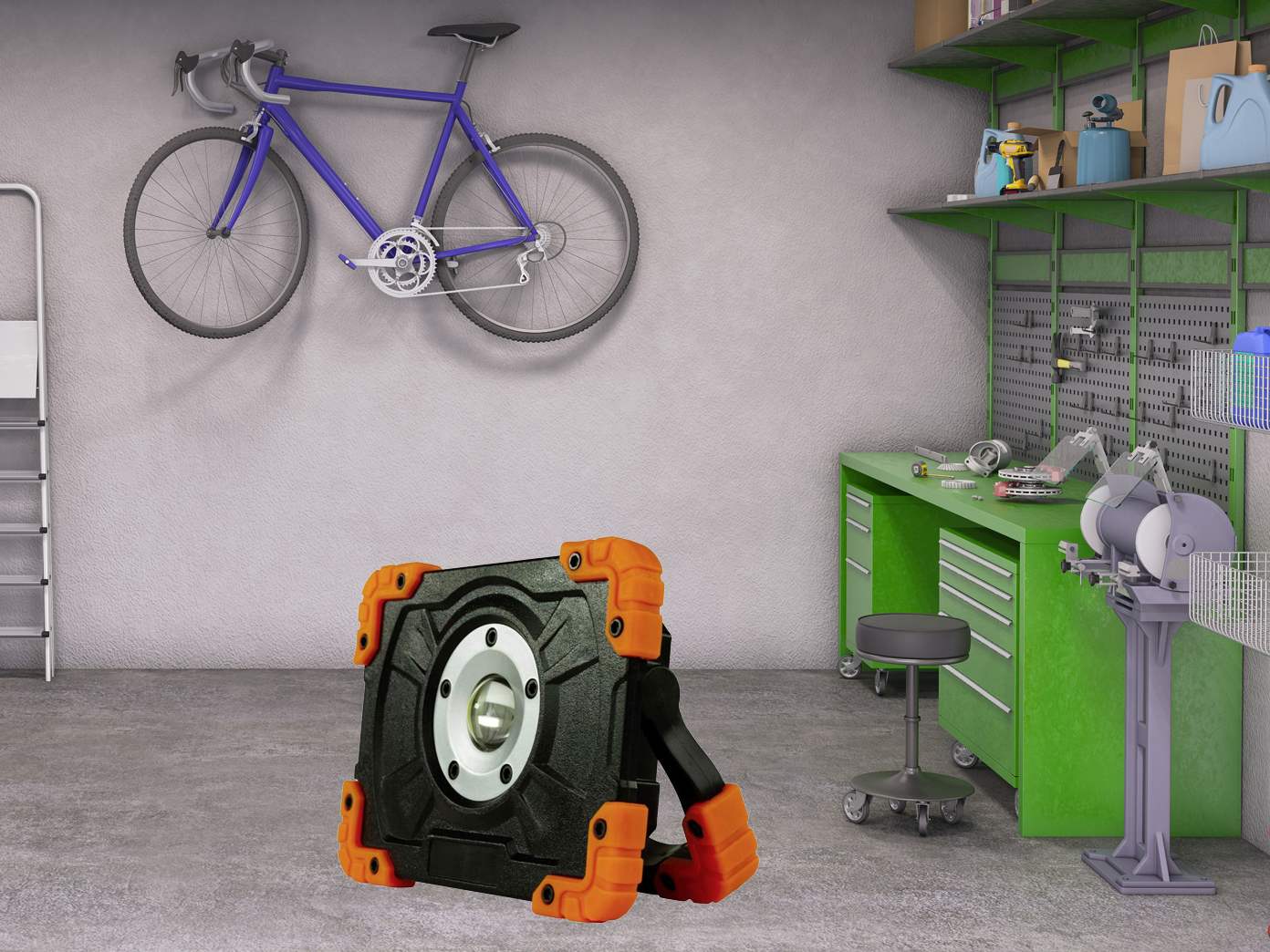 Eine schwarz-orange Arbeitsleuchte in einer Garage, mit einem Fahrrad an der Wand.