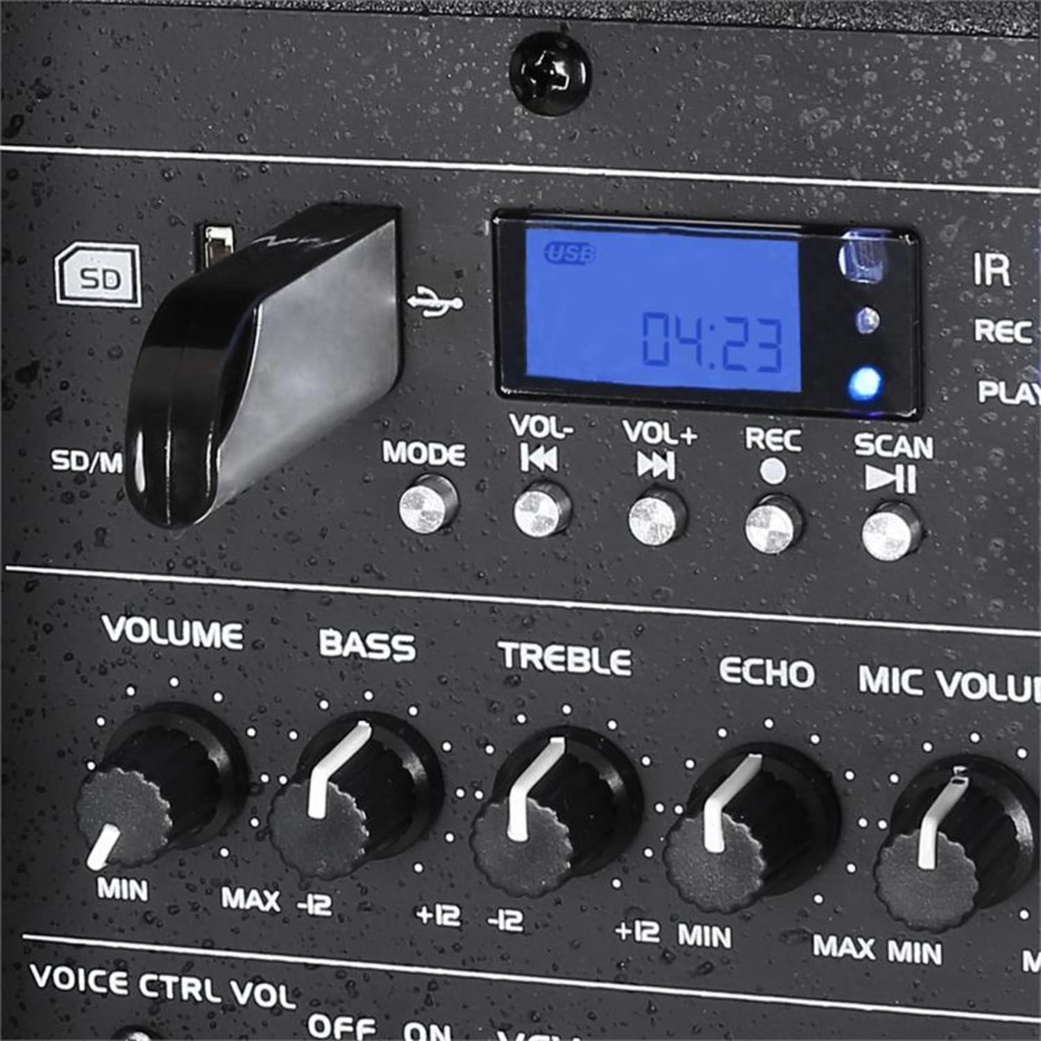 Primo piano di un pannello di controllo di un dispositivo audio, che mostra pulsanti, manopole e un display digitale.