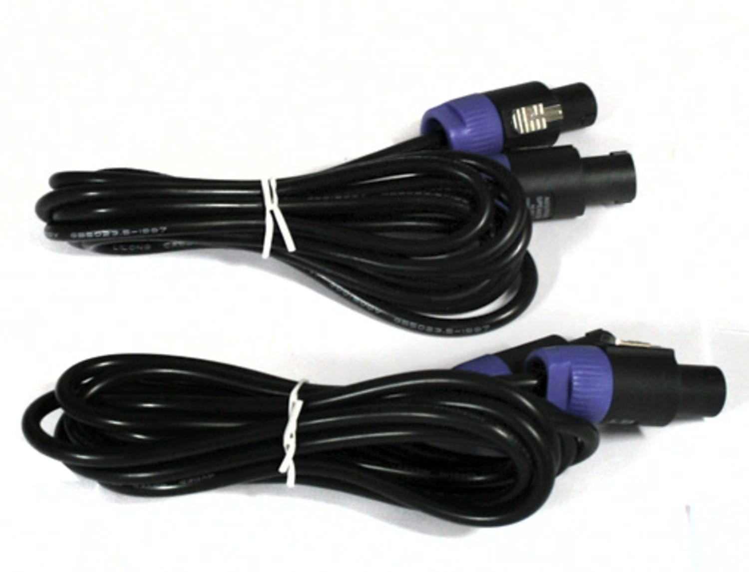 Dos cables de altavoz negros con conectores. Los cables están enrollados y atados con cremalleras blancas.